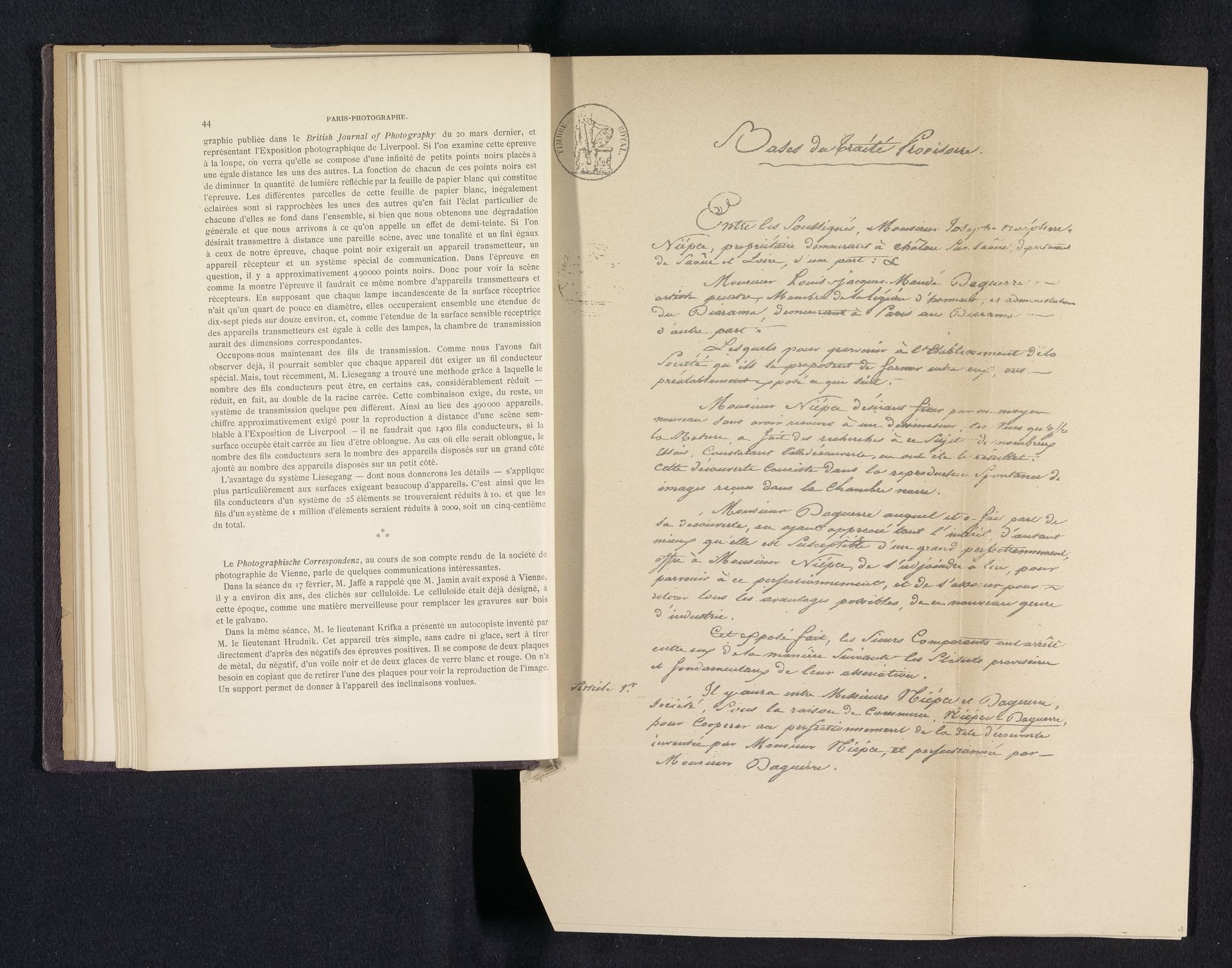 Fotoreproductie van de eerste pagina van het samenwerkingscontract tussen Louis Daguerre en Nicéphore Niépce by L. Landa