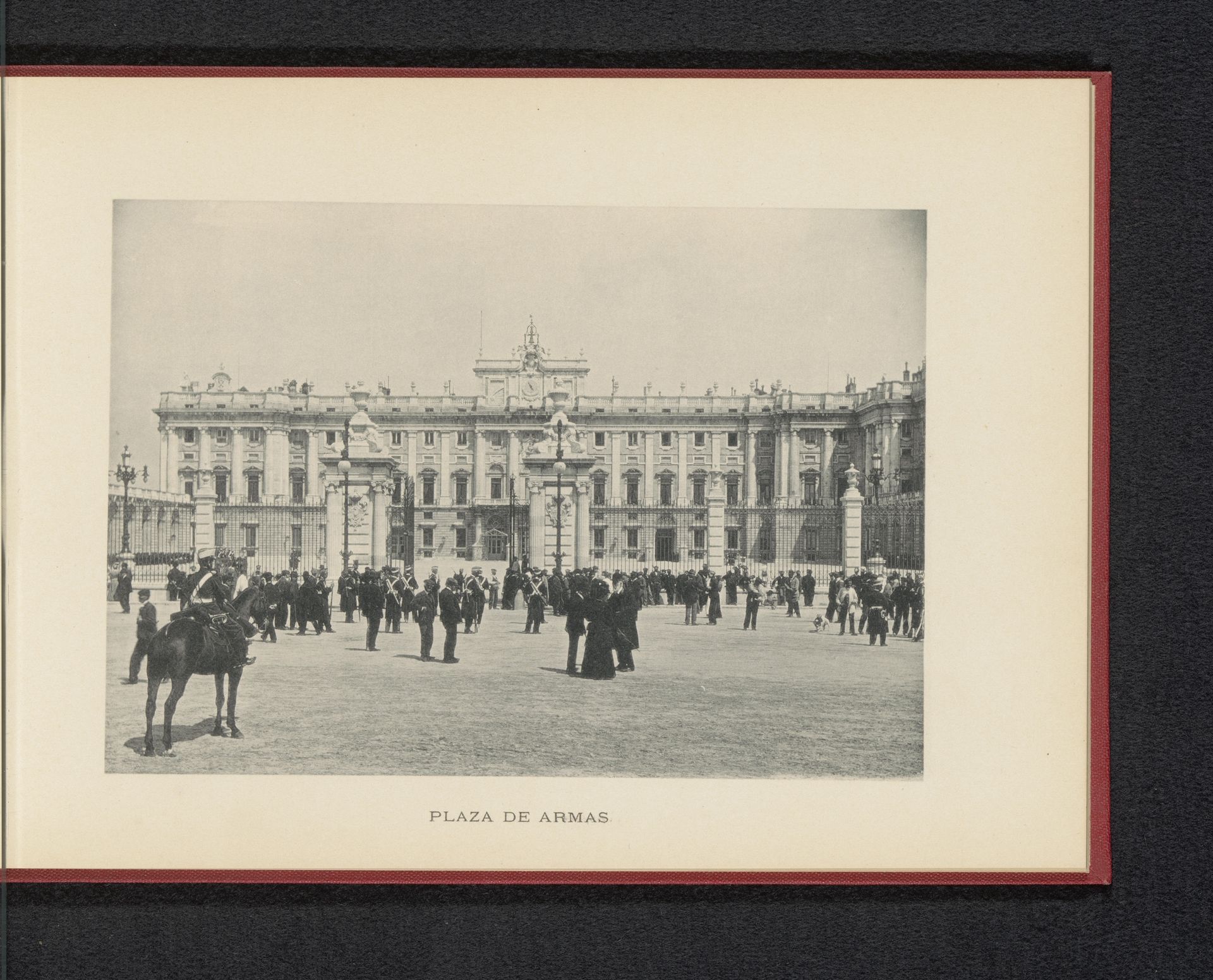 Gezicht op het Plaza de la Armería en het Koninklijk Paleis van Madrid by Hauser y Menet