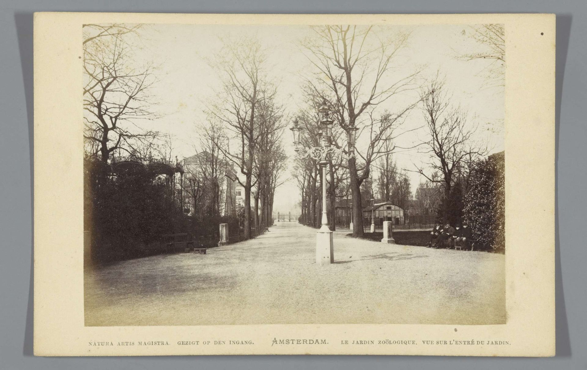 Gezicht op de ingang van Artis in Amsterdam by Andries Jager