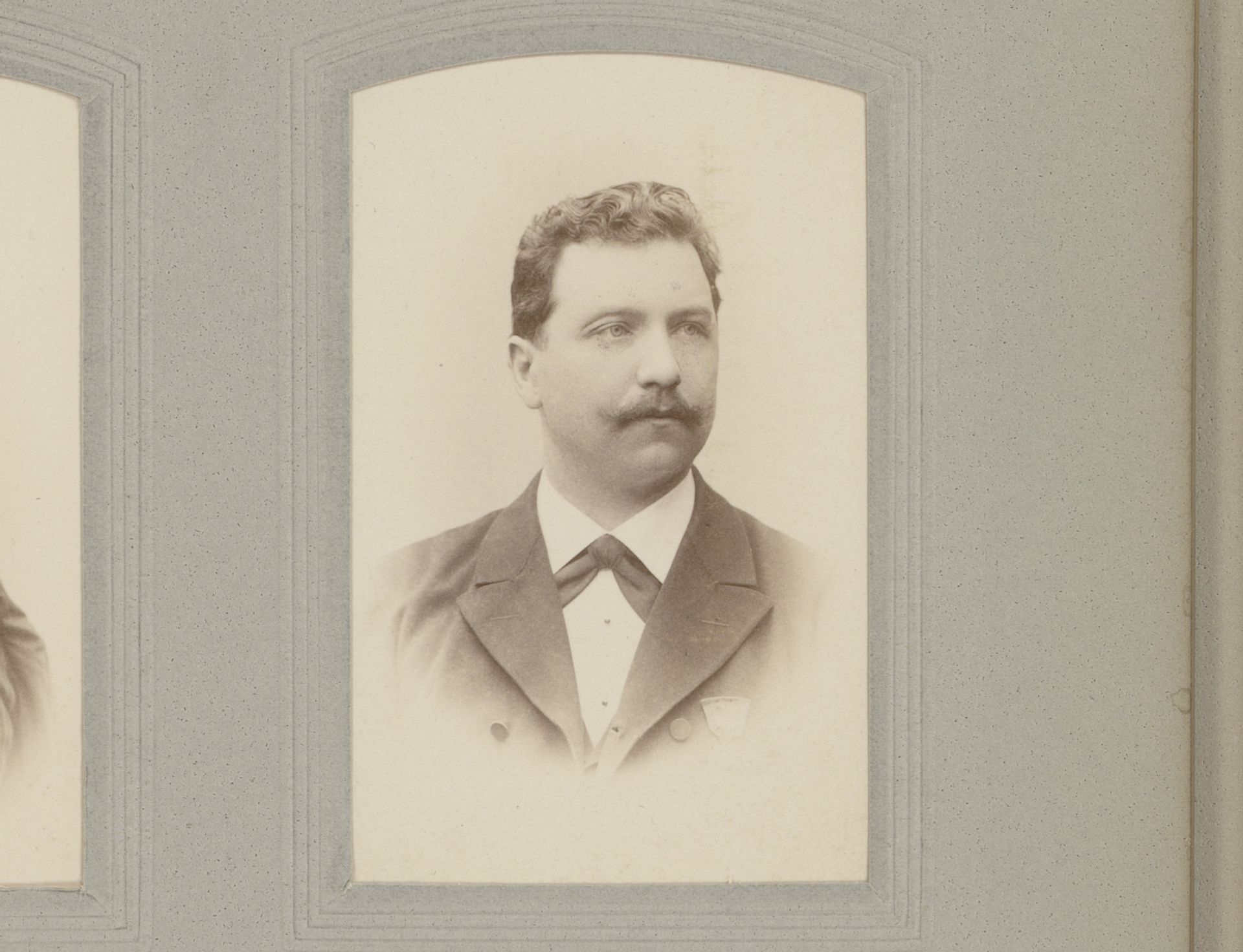 Portret van een man met snor by Daniel Nyblin