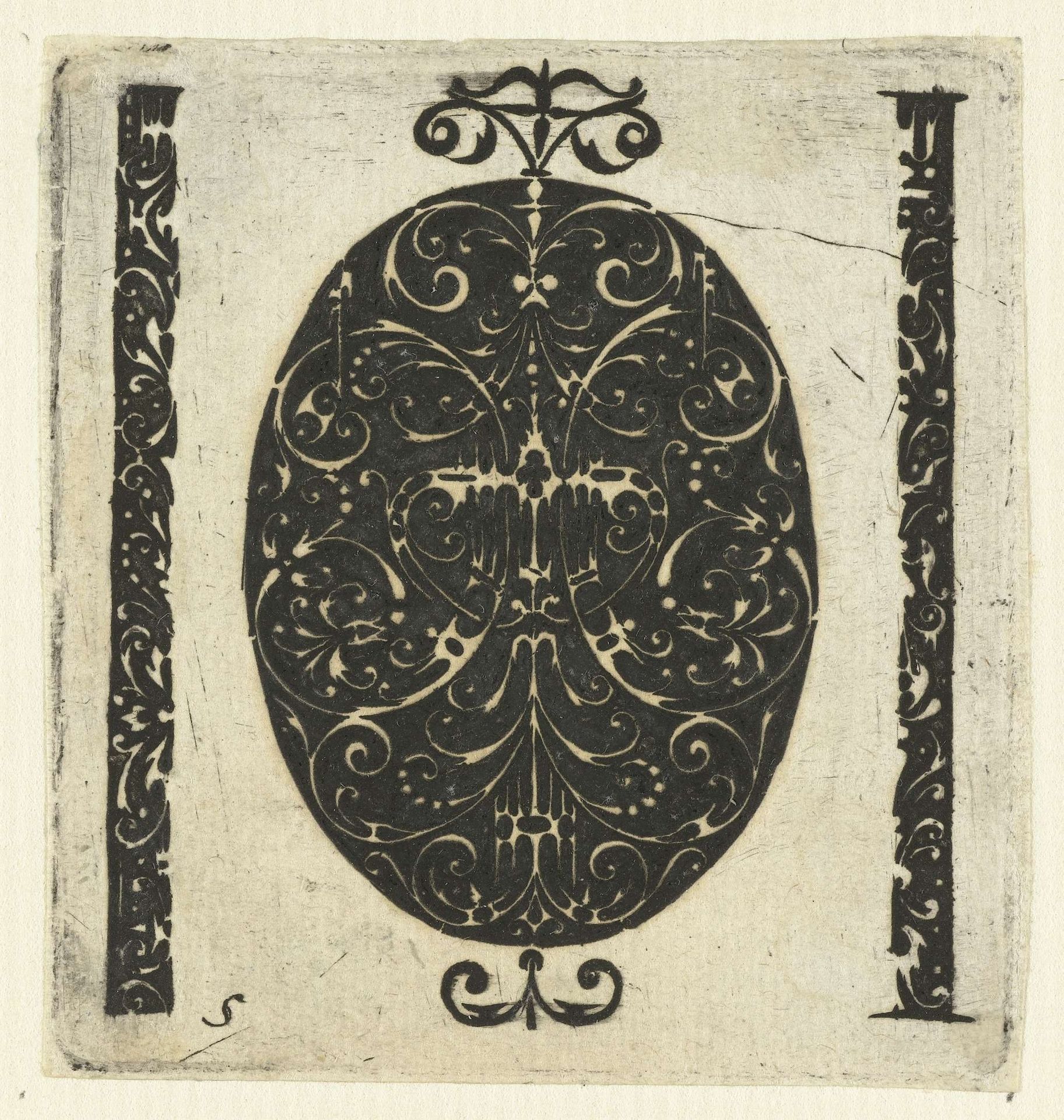 Groot ovaal ornament en twee verticale stroken by Anonymous