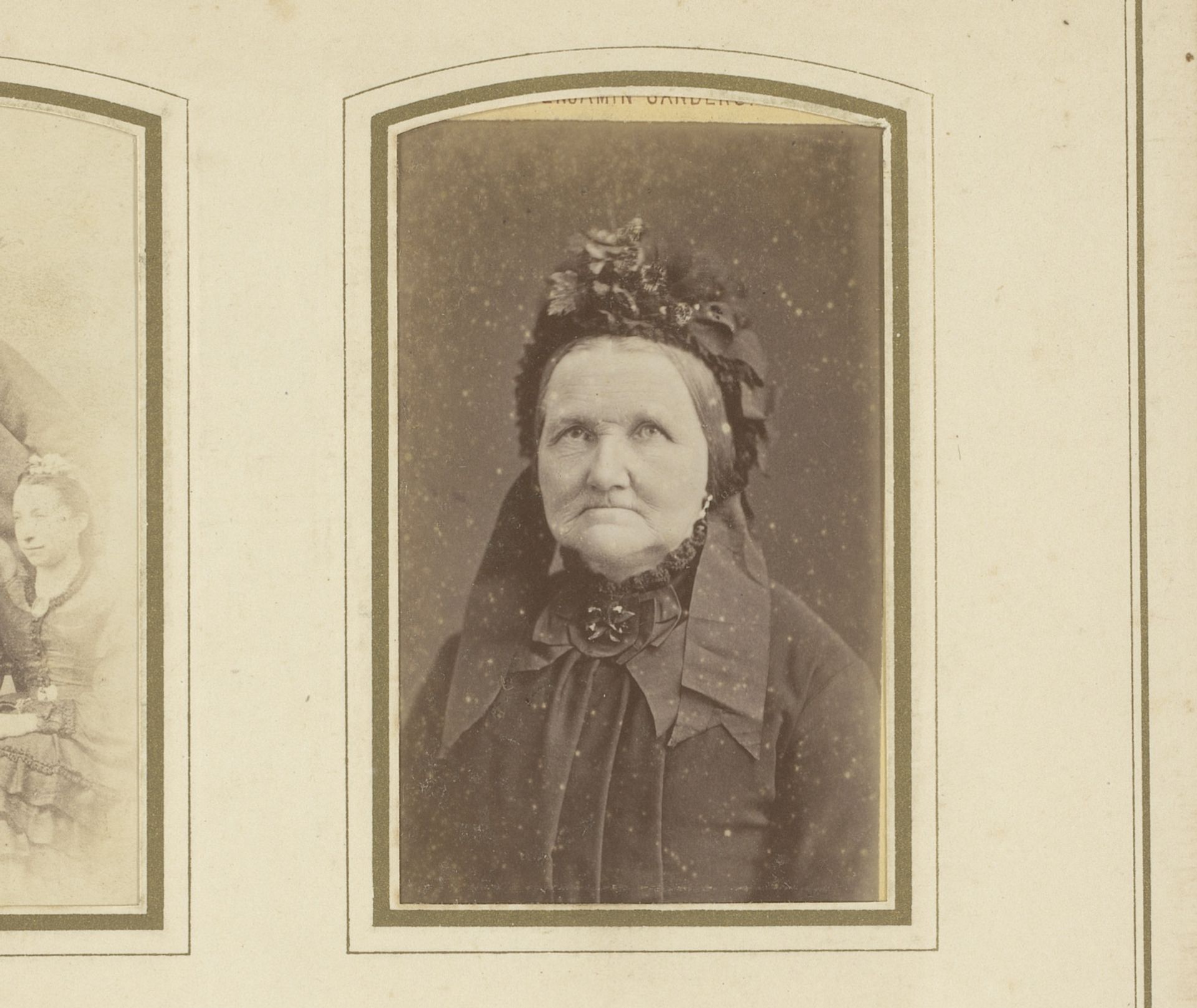 Portret van een vrouw met muts by Benjamin Sanders