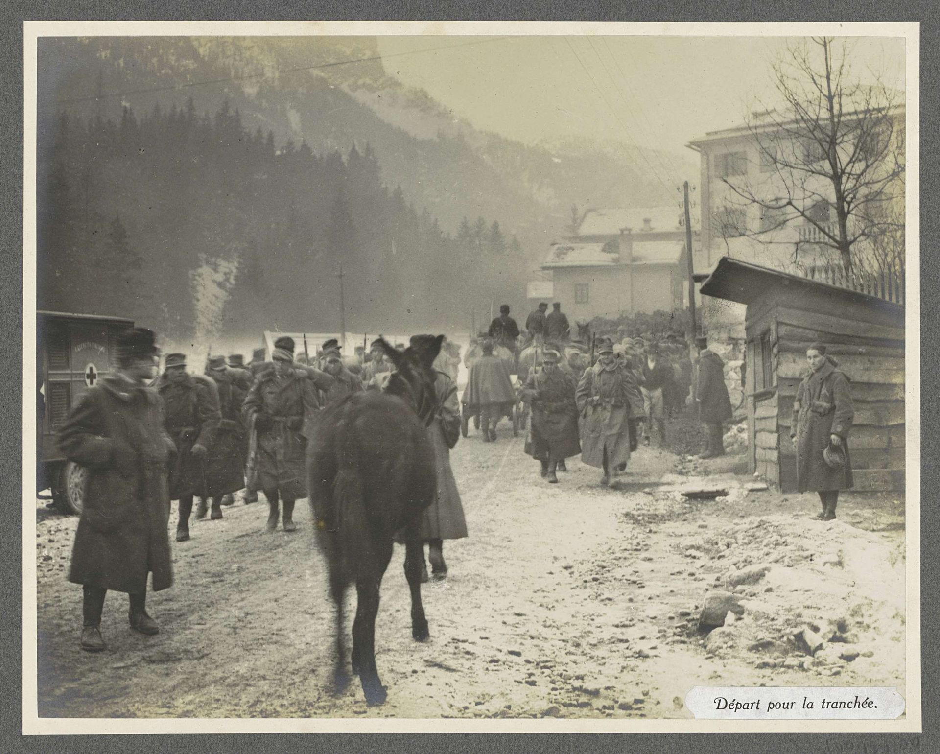 Groep militairen op weg naar de loopgraven in de Dolomieten, vermoedelijk Italianen by Henri de Rothschild