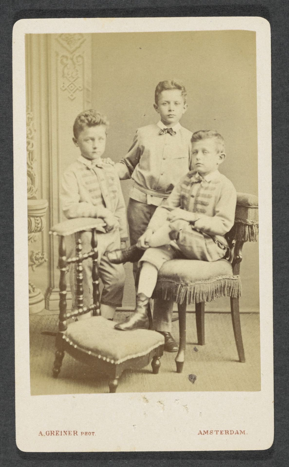 Portret van drie onbekende jongetjes uit de familie Marmelstein by Albert Greiner
