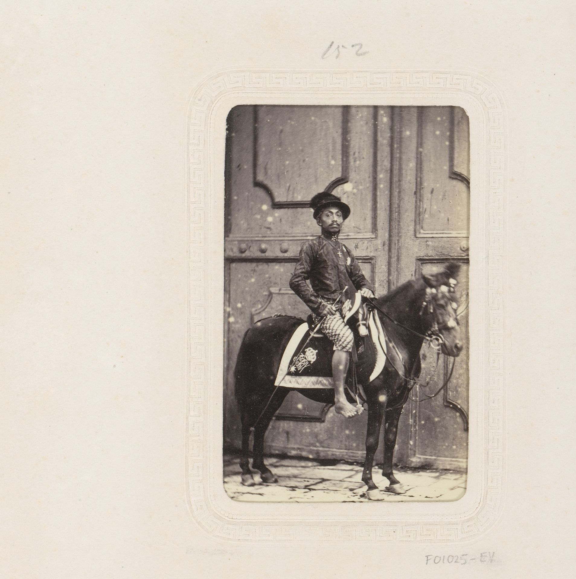 Portret van een Indonesische ruiter te paard by Woodbury & Page