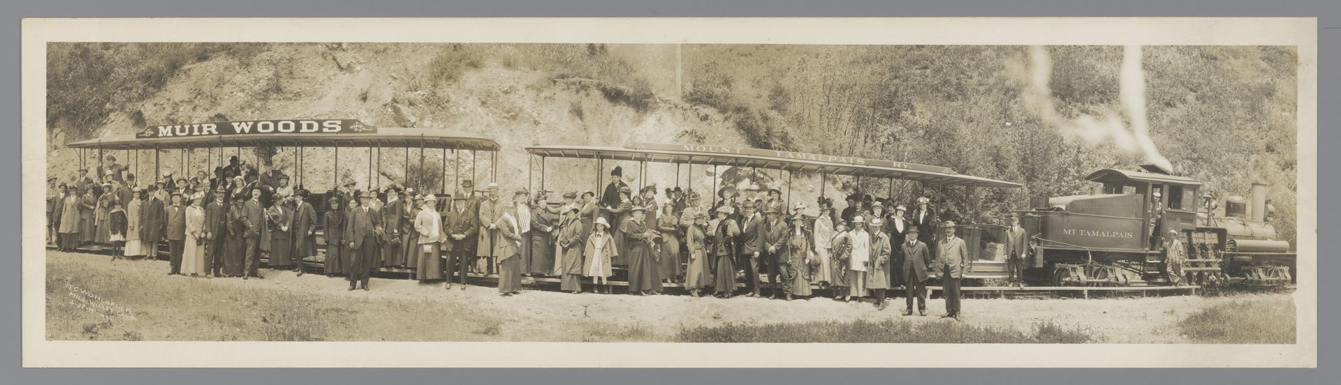 Witsen en Marie Witsen met groep voor stoomtrein (Californië) by Anonymous