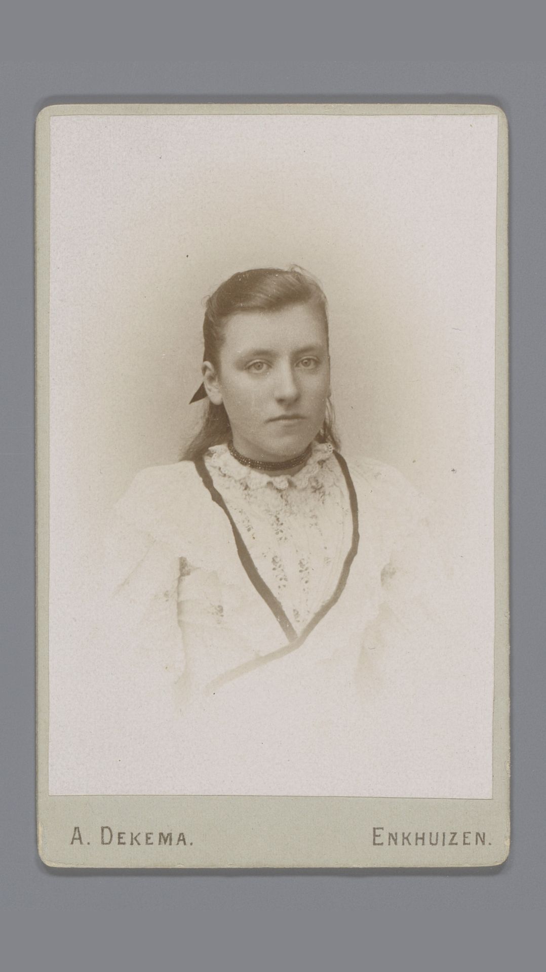 Portret van een onbekende jonge vrouw by Albert Dekema