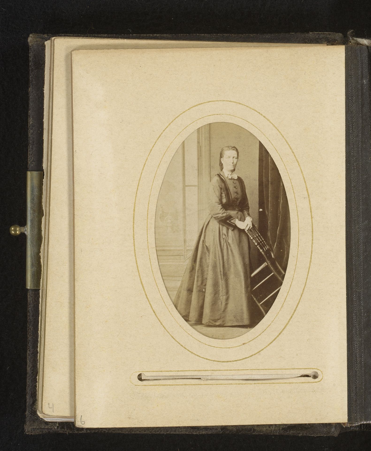 Portret van een staande vrouw met een stoel, aangeduid als De Ruijter by E. Cornelisse
