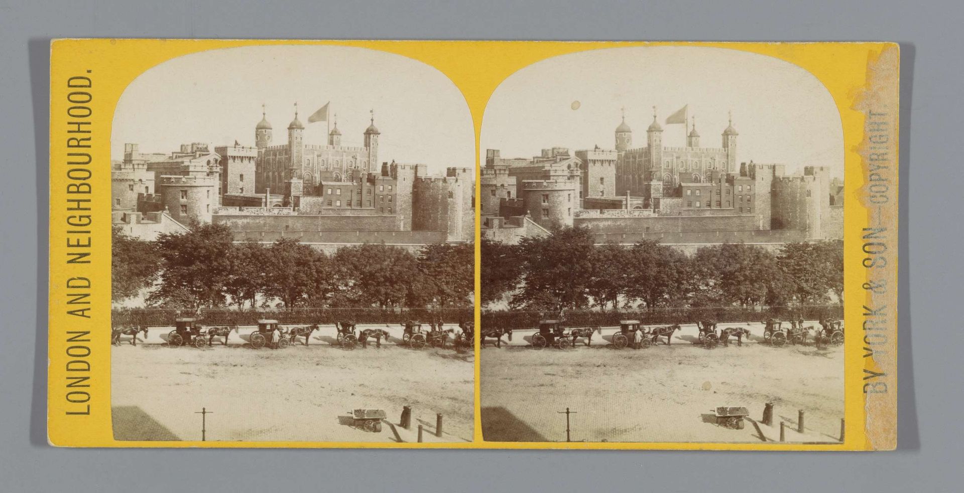 Gezicht op de Tower of London by York & Son