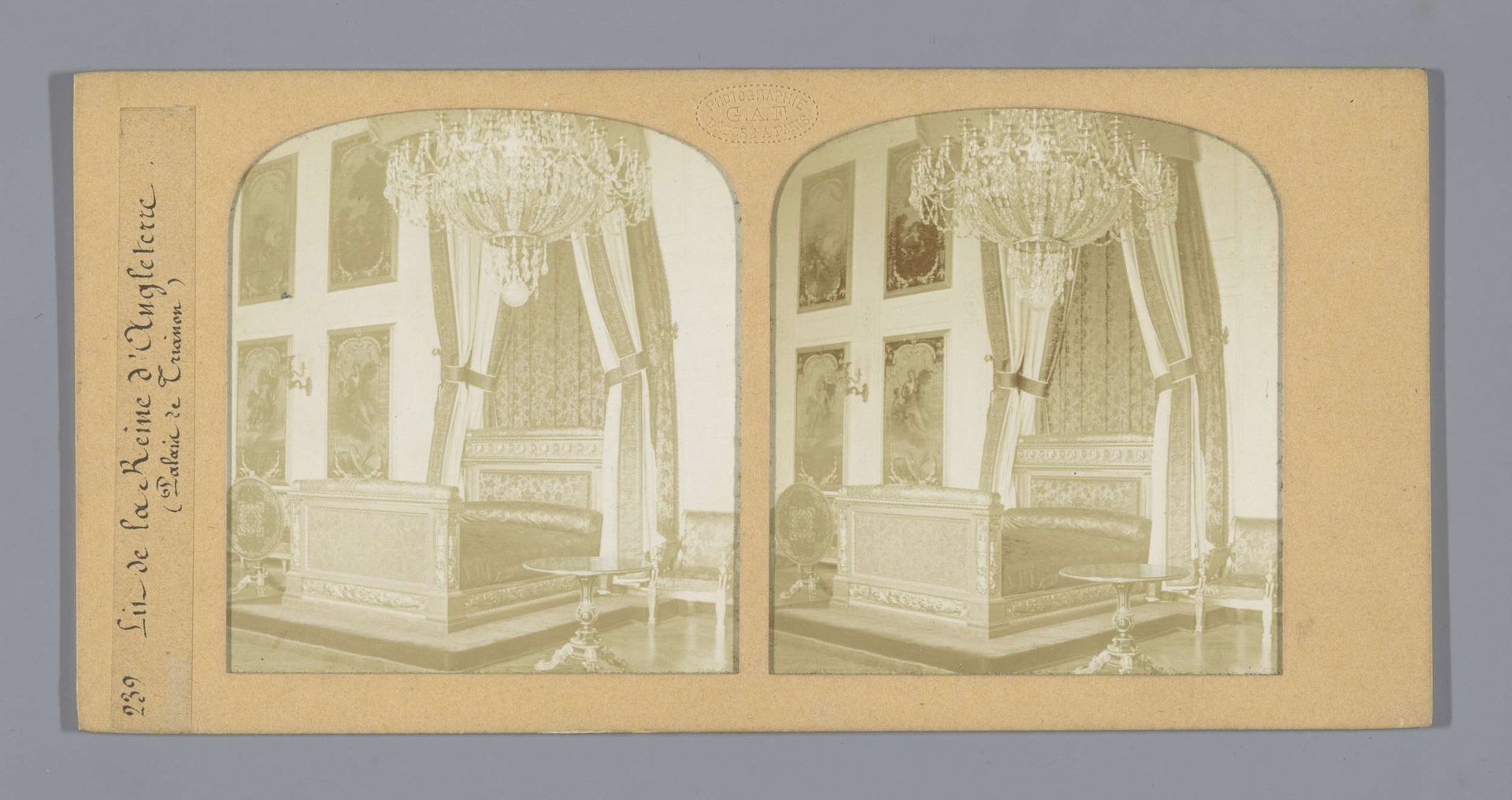 Bed van de Engelse koningin in het Groot Trianon, Versailles by Florent Grau