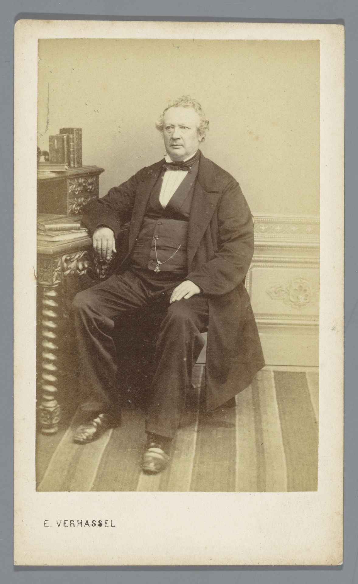 Portret van een onbekende man aan een bureau by E. Verhassel