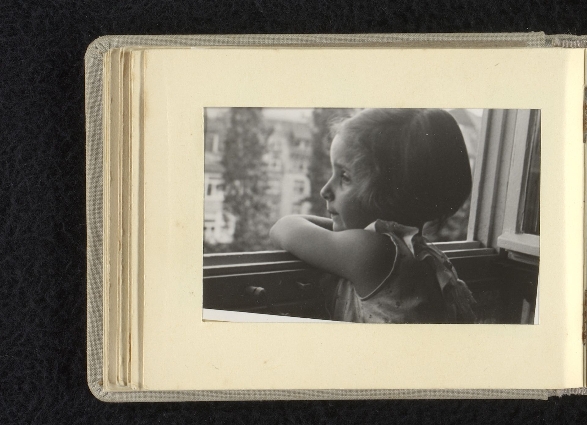 Isabel Wachenheimer kijkt uit het raam, 1931-1937, Stuttgart by familie Wachenheimer