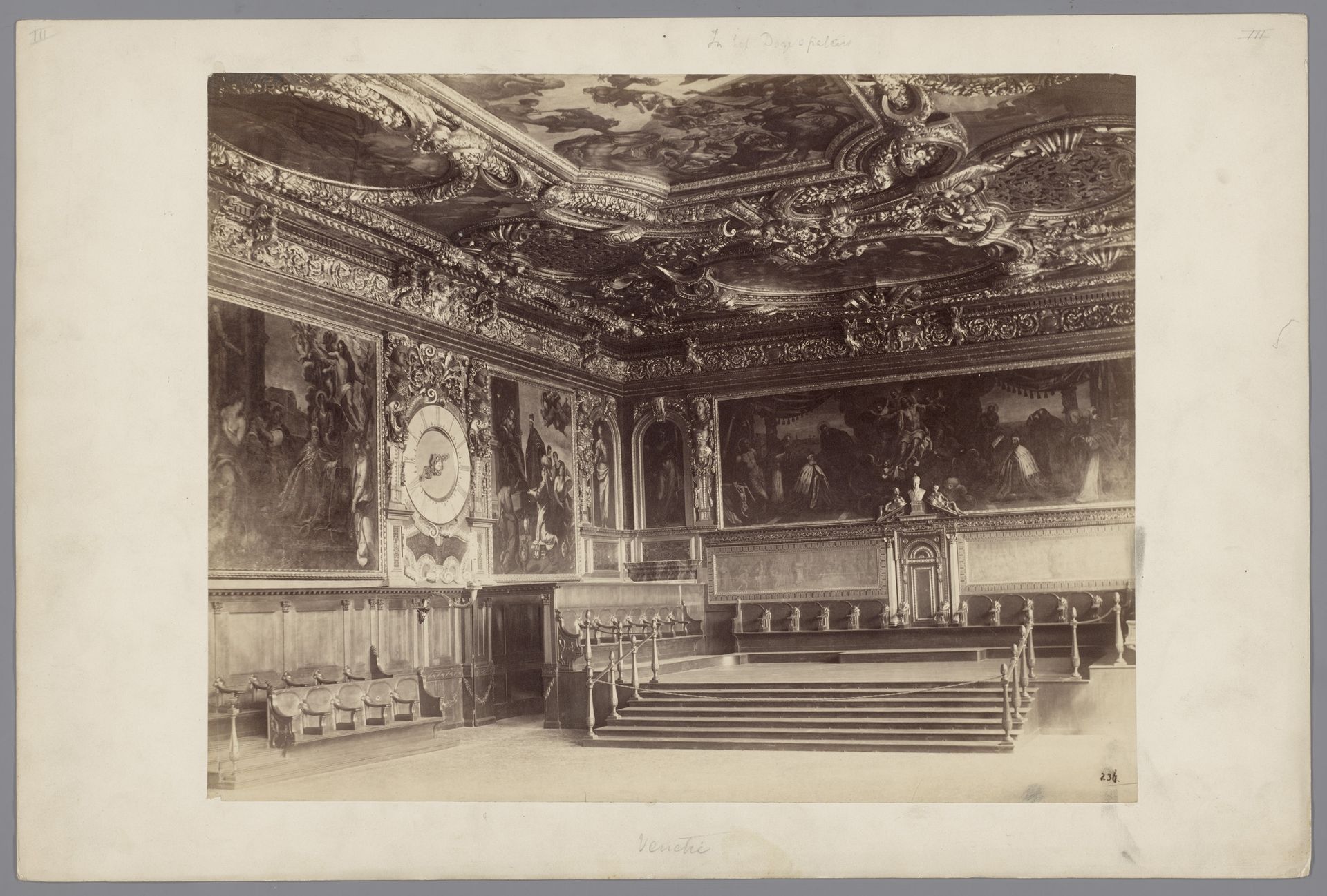 Interieur van een zaal in het Dogepaleis te Venetië, Italië by Carlo Ponti
