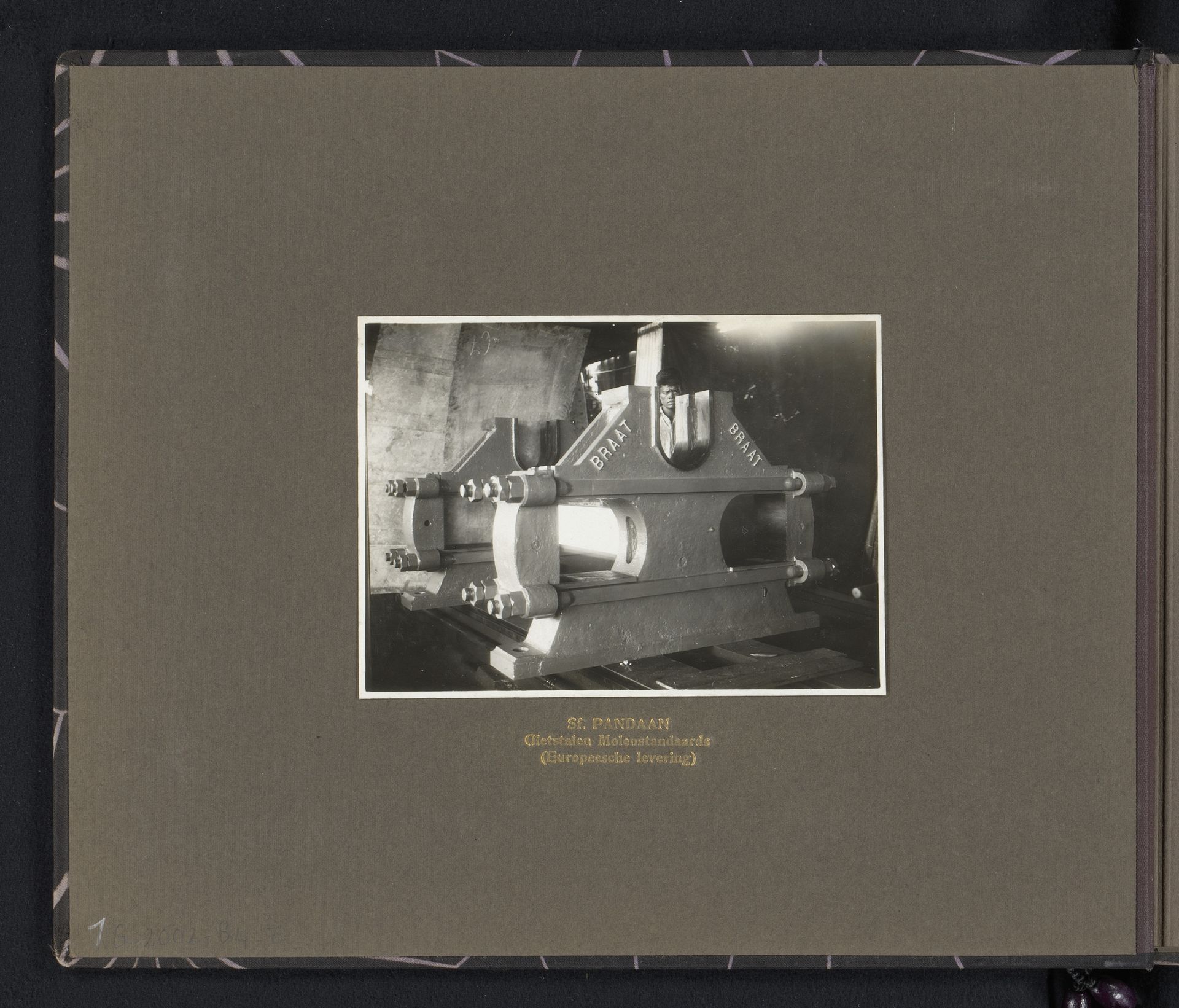 Sf. Pandaan Gietstalen Molenstandaards (Europeesche levering) by Anonymous