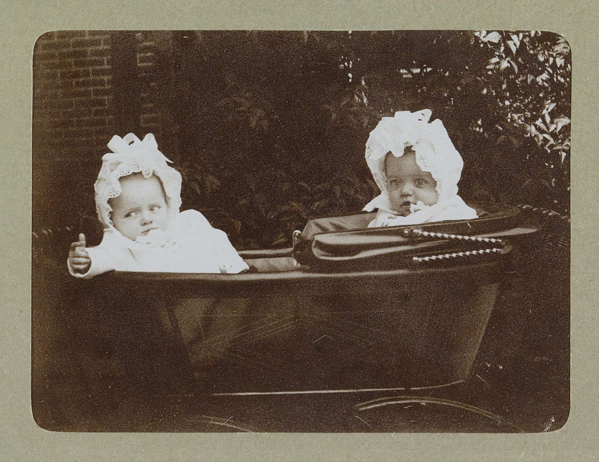 Portret van twee baby's in een kinderwagen, waarschijnlijk de tweeling Ad en Johanna van der Kop by Willem Carel van der Kop