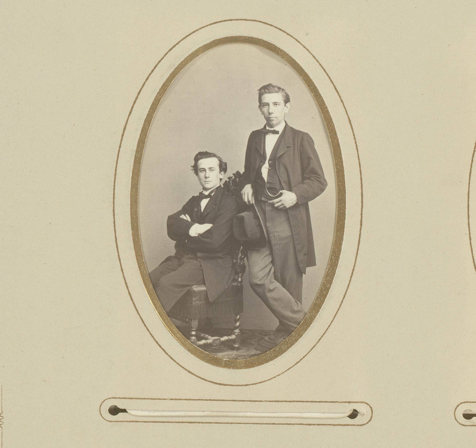 Portret van twee jonge mannen by F. Springmeier