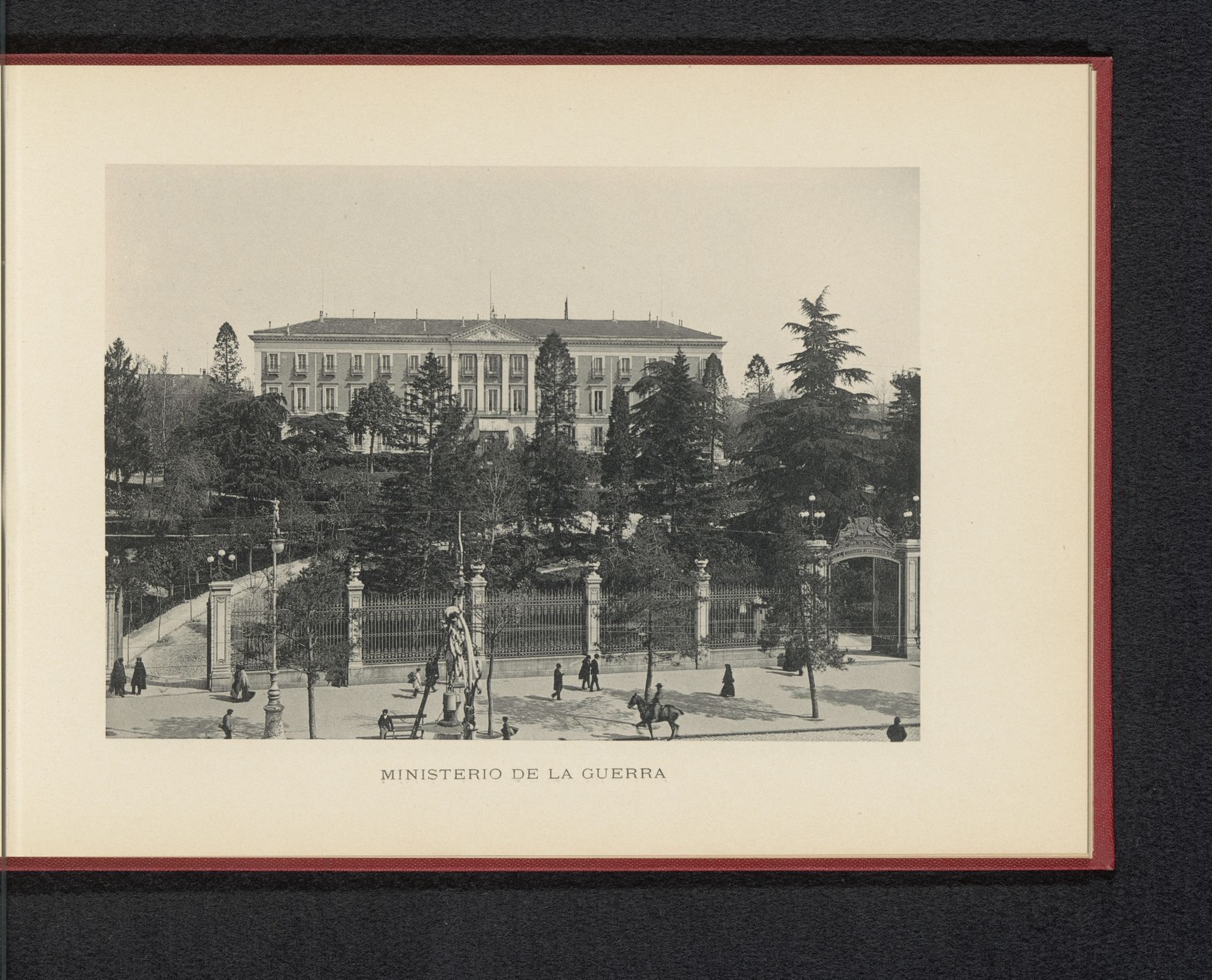 Gezicht op ministerie van oorlog in het Palacio de Buenavista in Madrid by Hauser y Menet