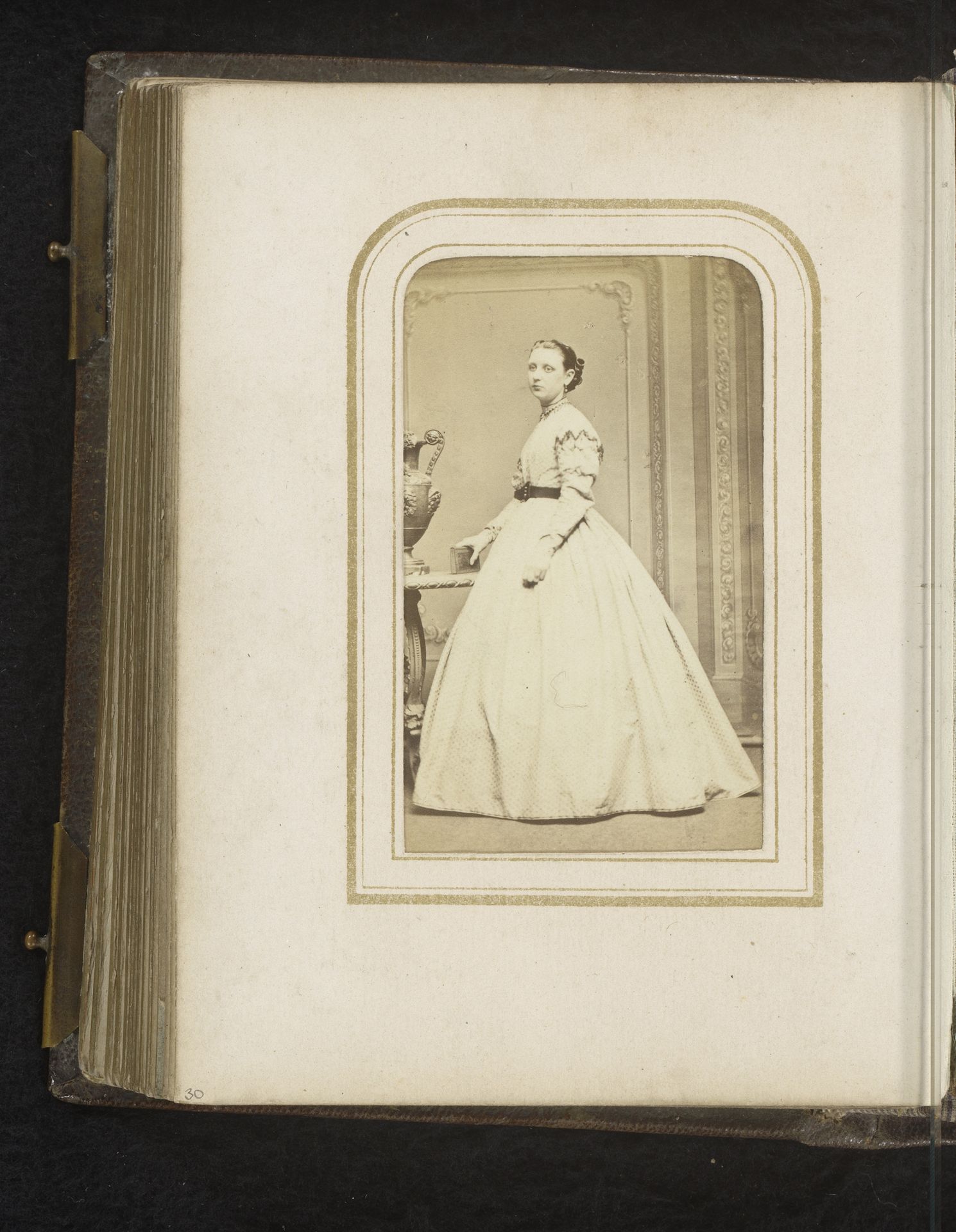 Portret van een vrouw met boek in de hand, staand bij een tafel by Peter Nimmo