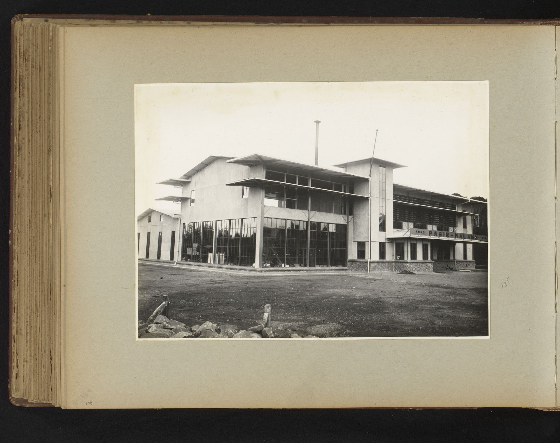 Bedrijfsgebouw Pasir-Malang by Anonymous