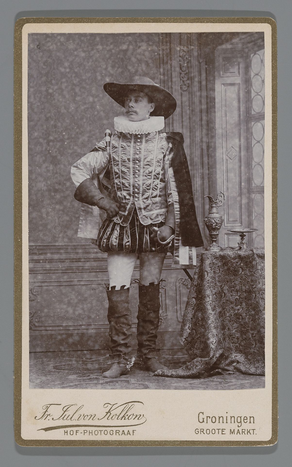 Portret van een onbekende Groningse student in maskeradekostuum by Friedrich Julius von Kolkow