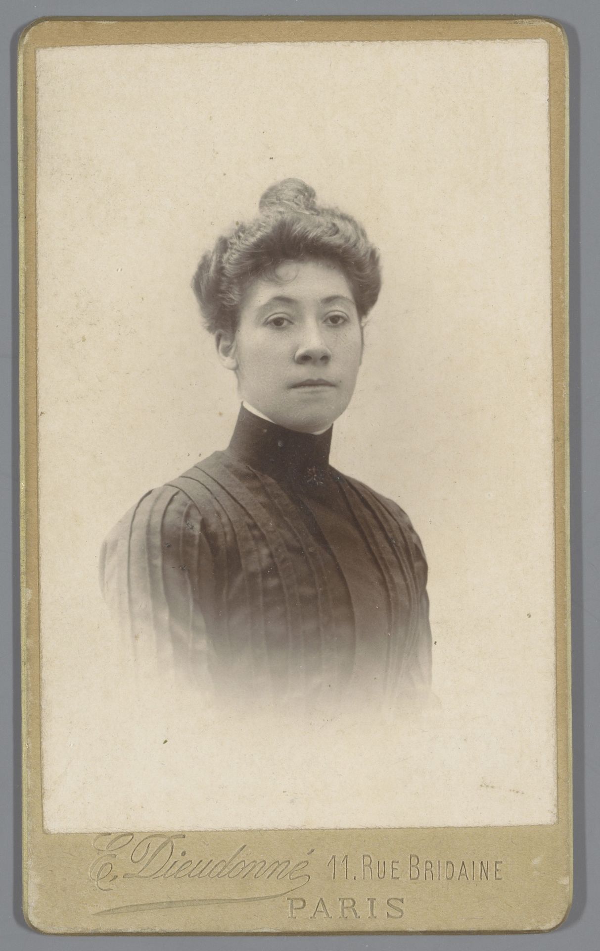 Portret van een onbekende jonge vrouw by Ernest Dieudonné
