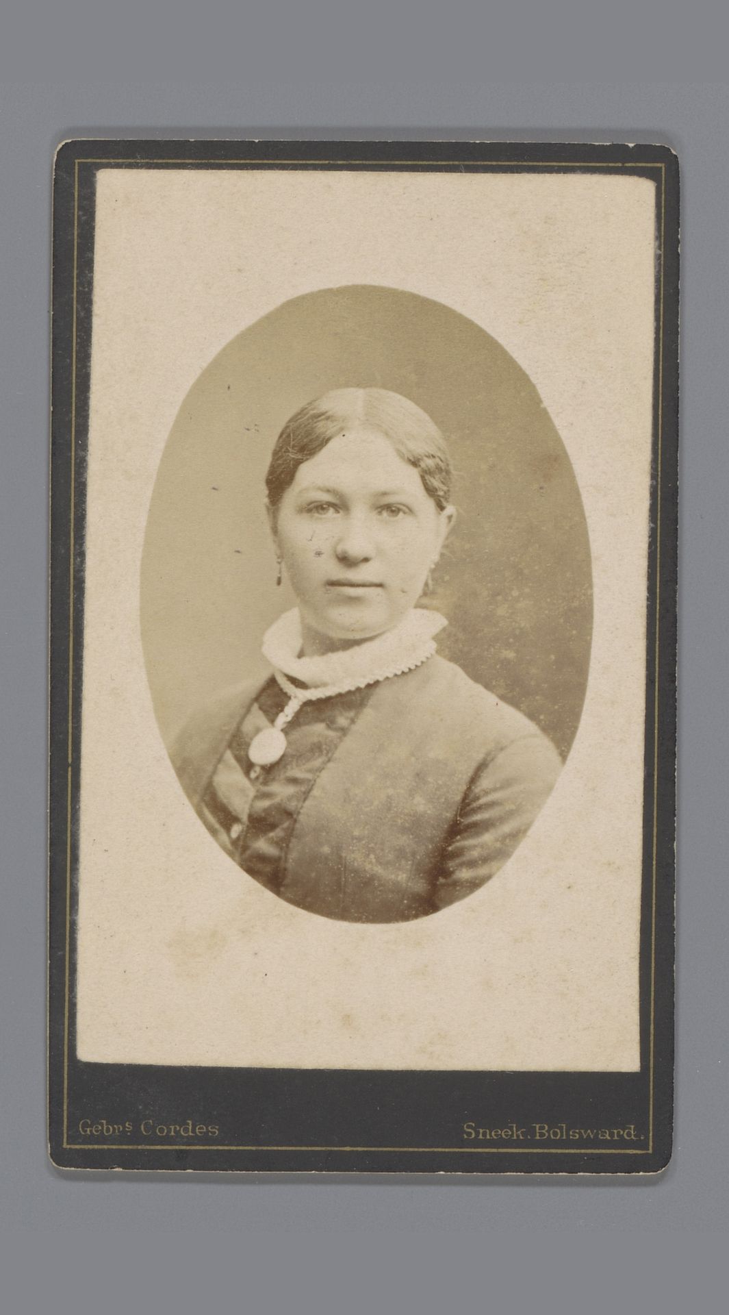 Portret van een onbekende vrouw by Gebroeders Cordes