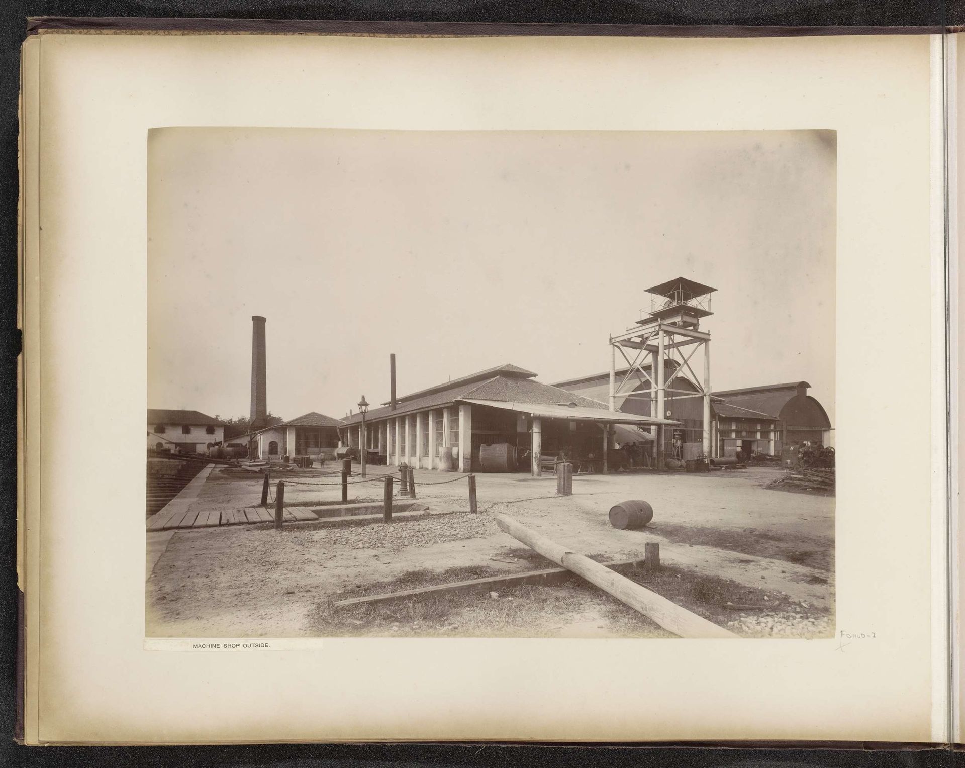 Gezicht op het machinehuis van de Tanjong Pagar Dock Co. Ltd. in Singapore by G.R. Lambert & Co.