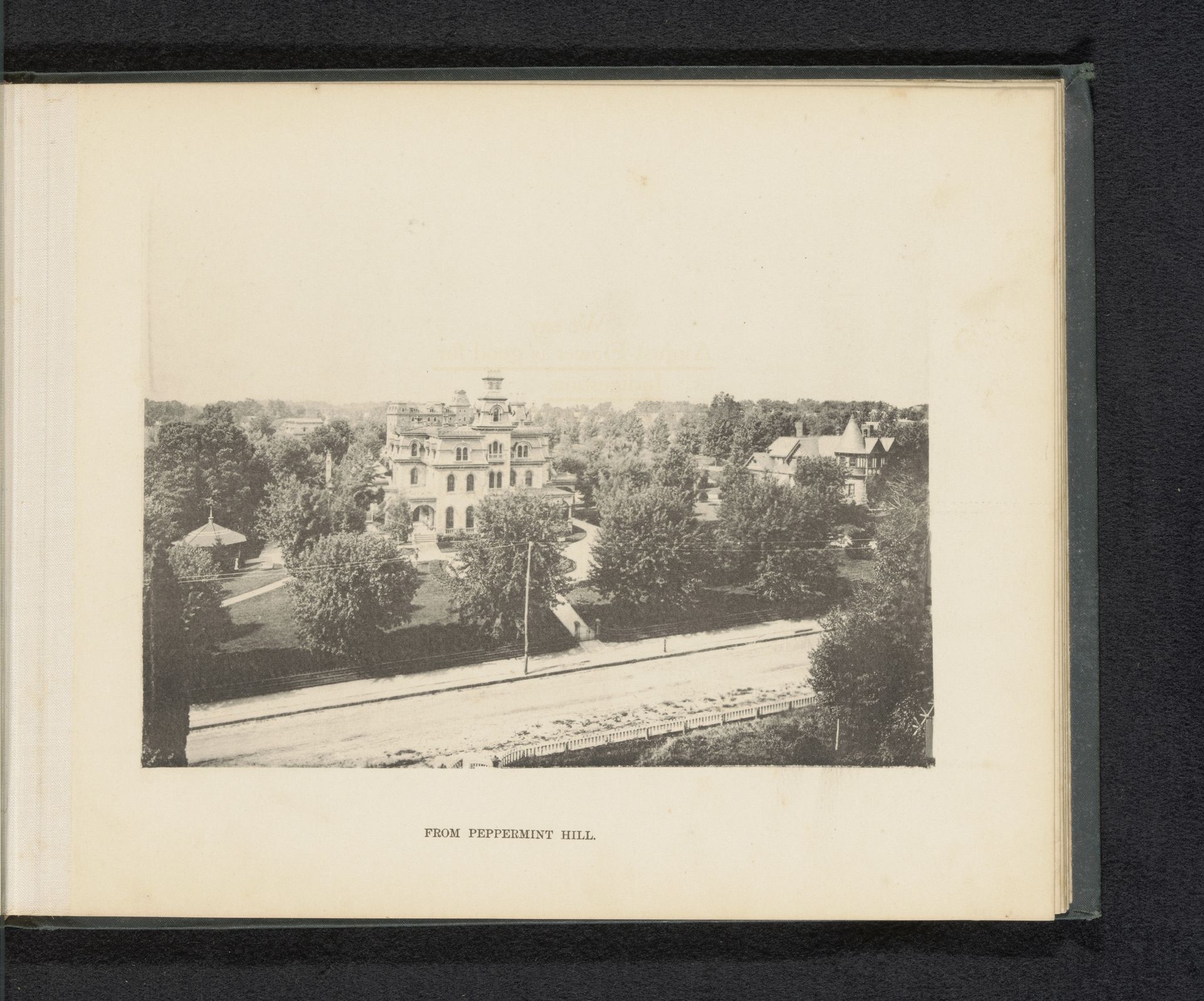 Gezicht op het landgoed en het huis van George Gill Green in Woodbury by Anonymous
