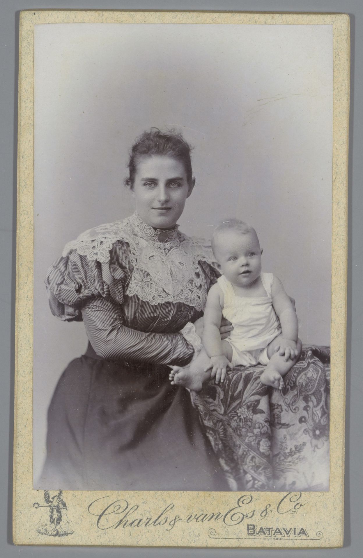 Portret van een onbekende vrouw met een baby by Charls & Van Es
