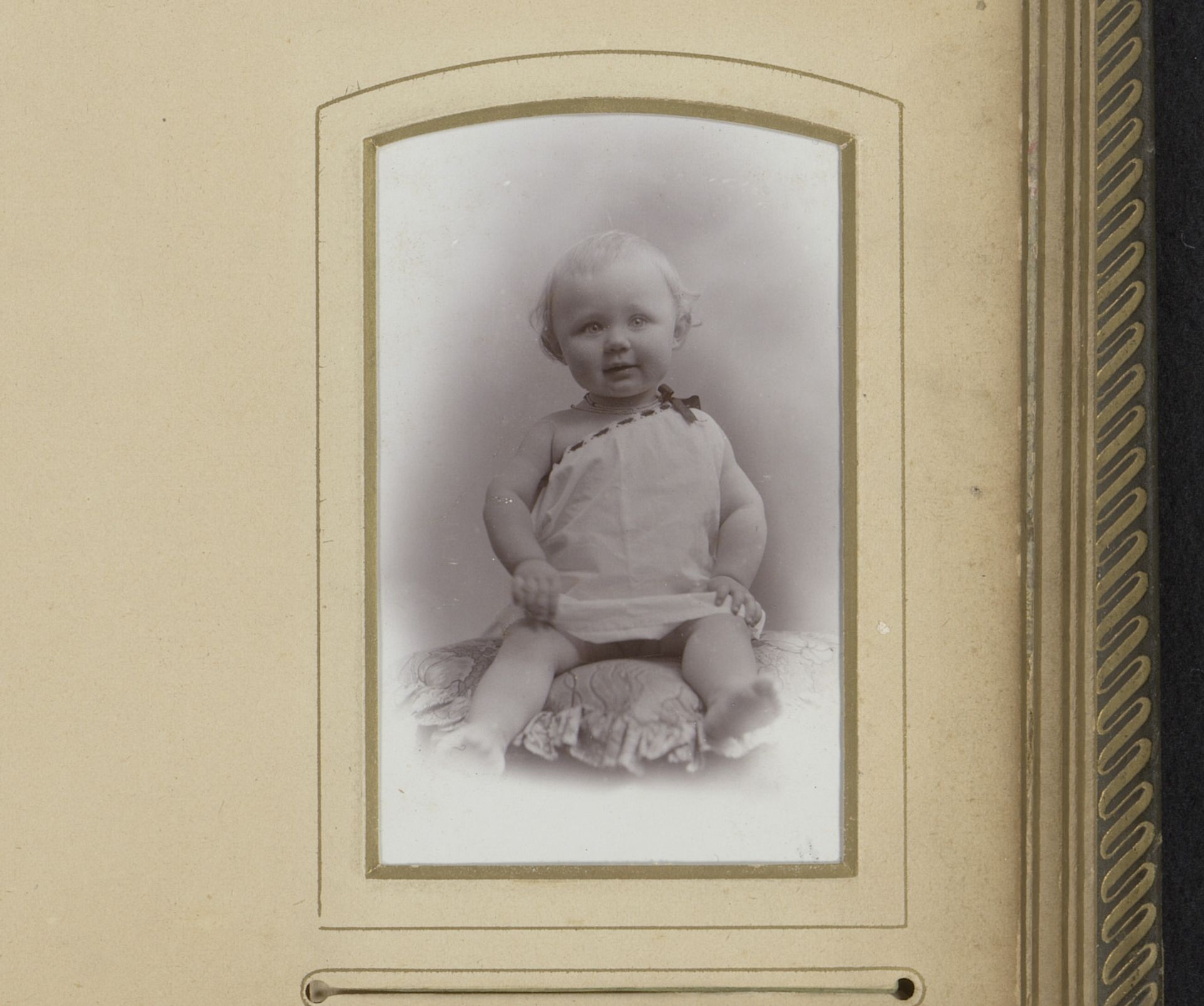 Portret van een zittende baby by Jos. Liekens
