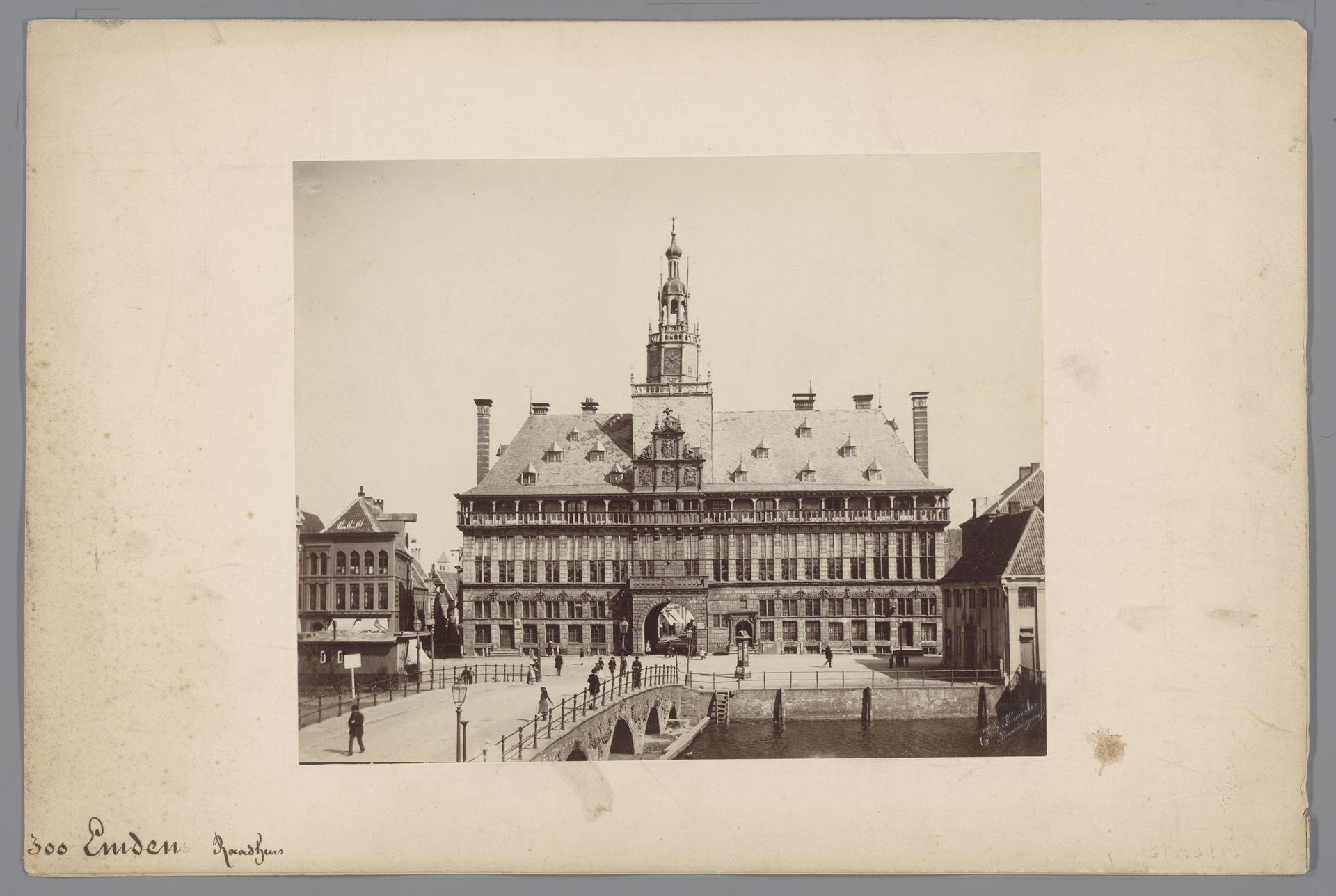 Gezicht op het stadhuis te Emden by Johannes Gerardus Kramer