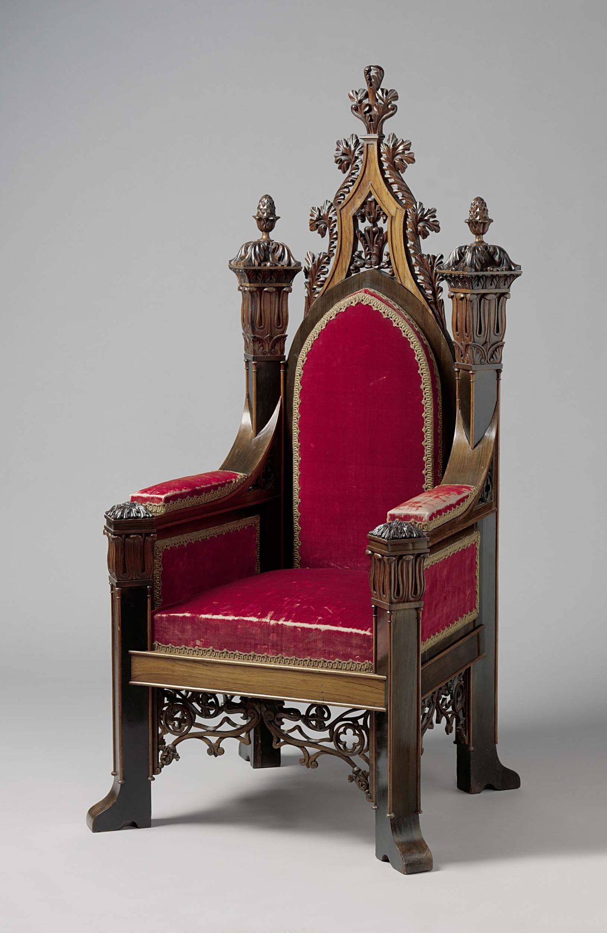 Troonzetel van palissanderhout bekleed met rood fluweel by Carel Breytspraak
