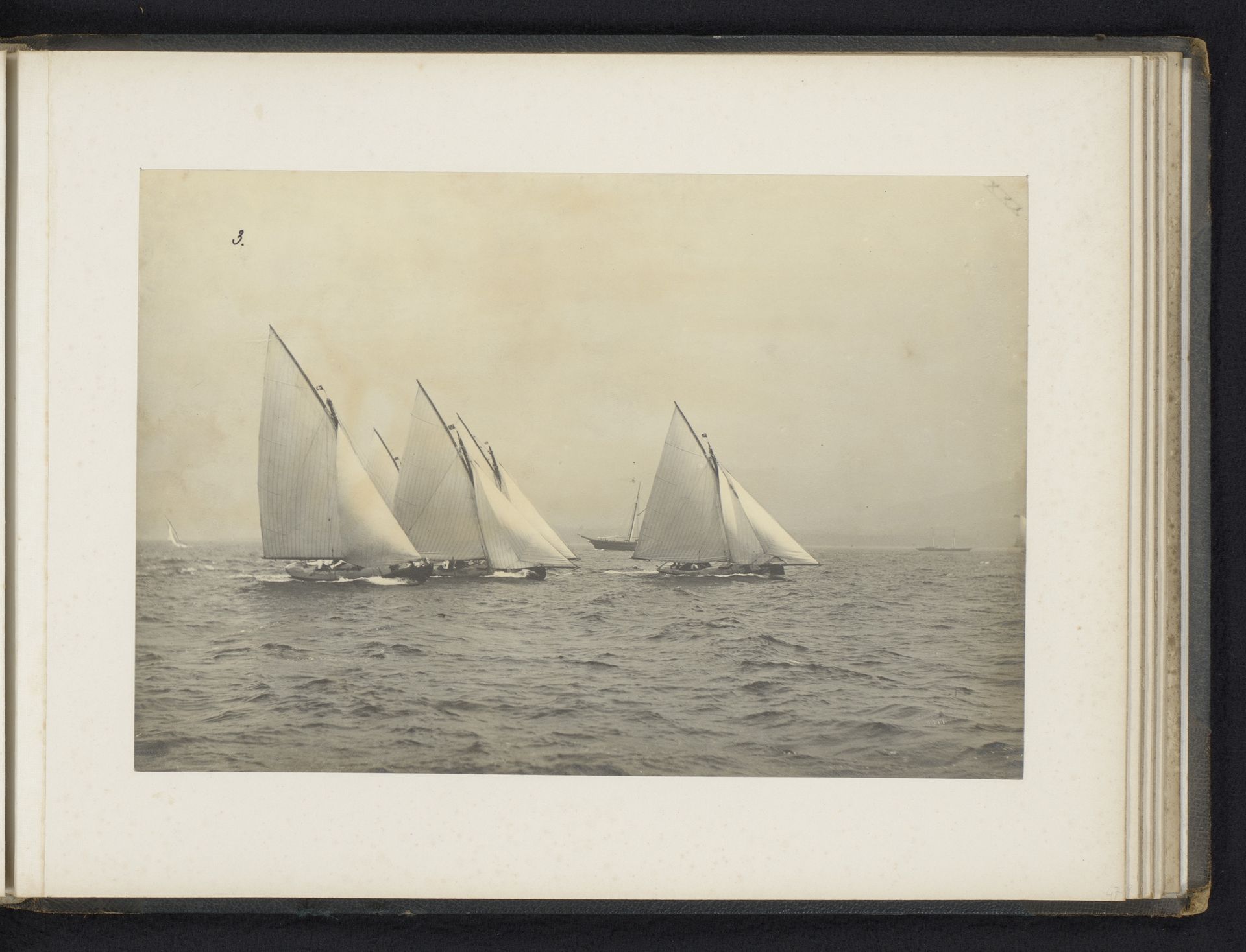 Verschillende zeilschepen, waaronder de Windfall, te water by James Adamson