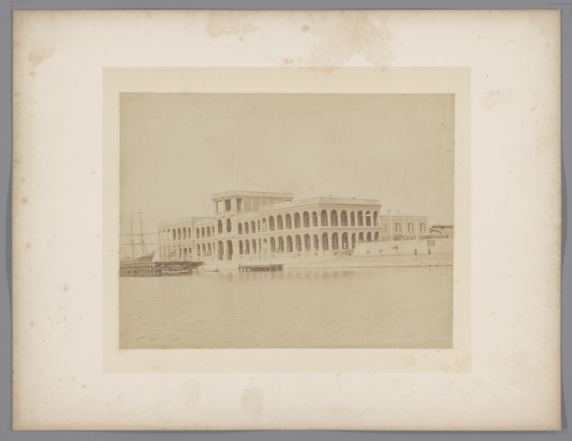 Havenkantoor, genoemd het Palais Hollandais, te Port Said by C. & G. Zangaki
