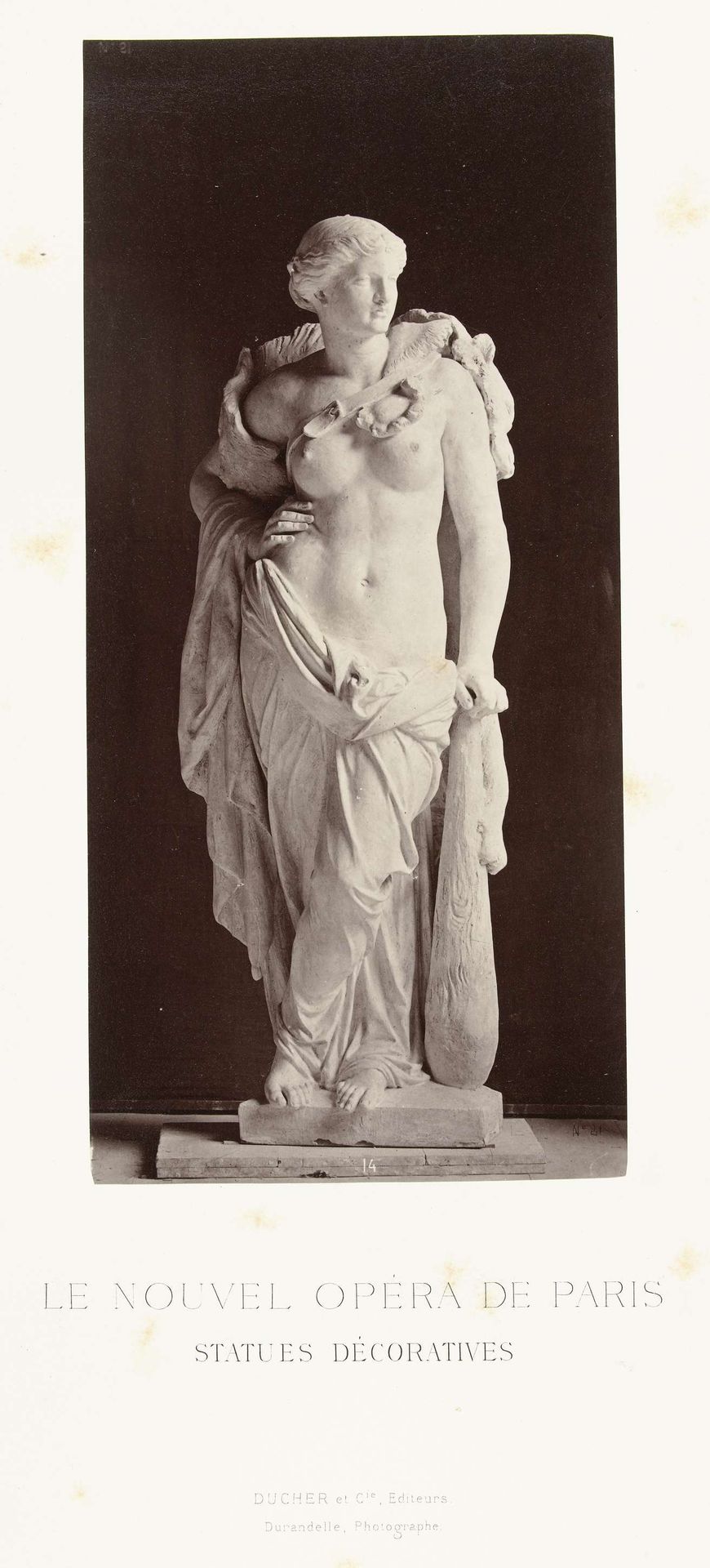 Marmeren beeld van een vrouw met ontblote borsten en in haar hand een knuppel. by Louis-Emile Durandelle