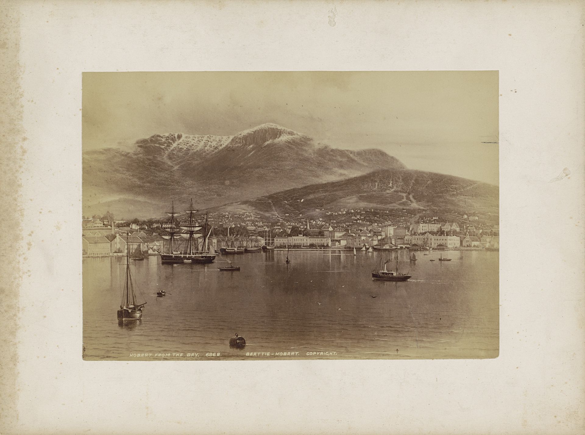 Gezicht op Hobart met schepen in de haven en achterliggende bergen by John Watt Beattie
