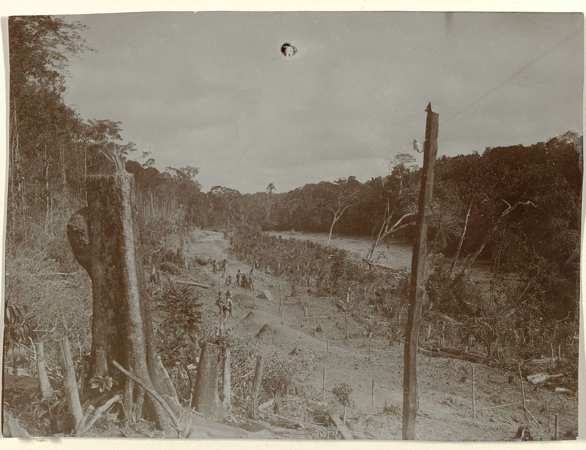Aanleg spoorweg langs de Sarakreek in Suriname by Jacob Evert Wesenhagen