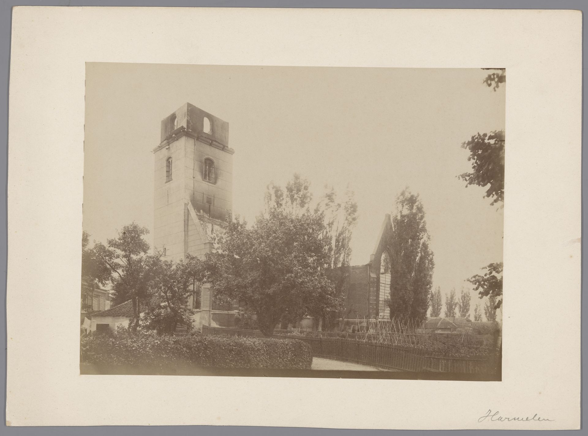 Gezicht op de afgebrande Hervormde Kerk te Harmelen by anoniem (Monumentenzorg)