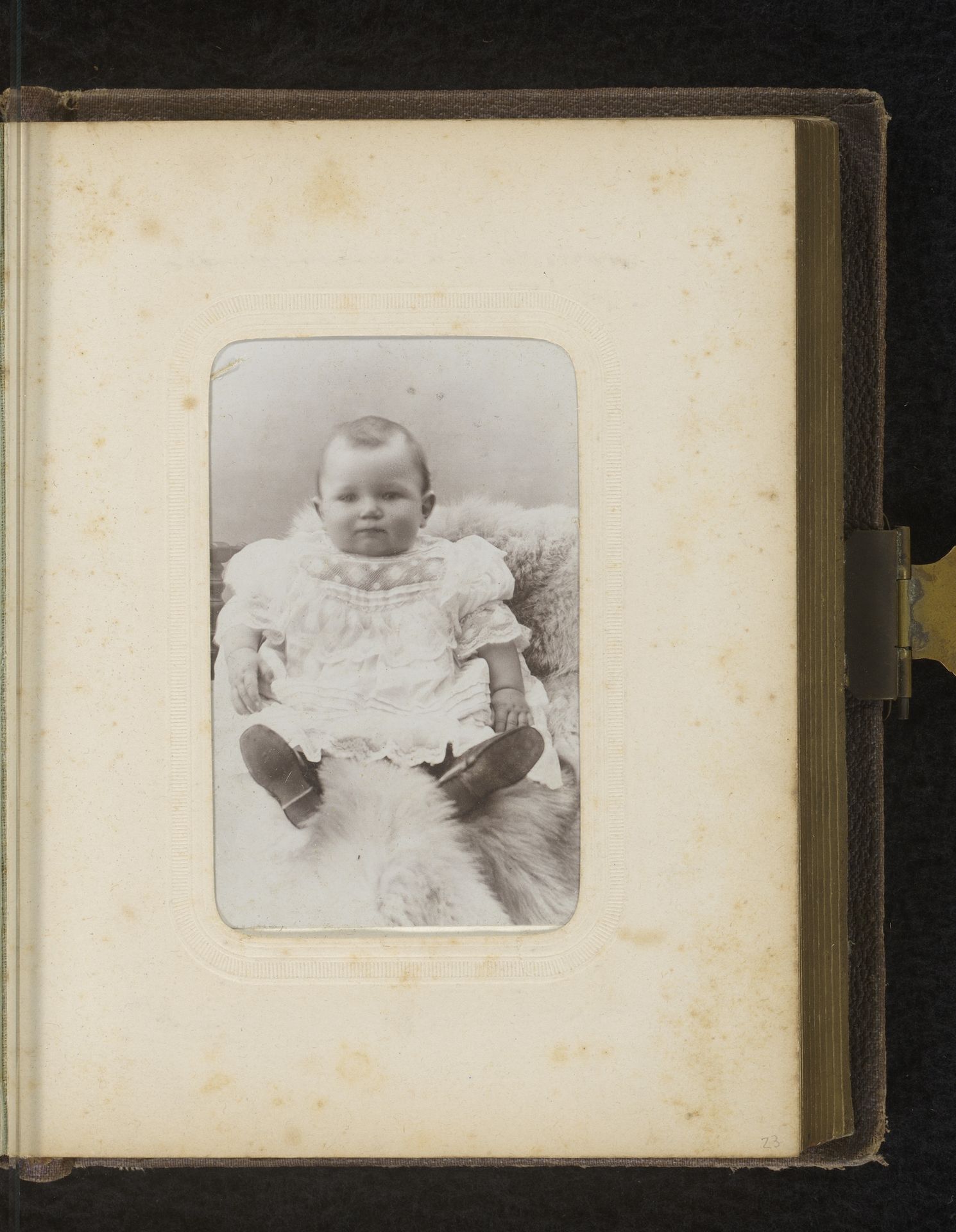 Portret van een baby by V.d. Berg