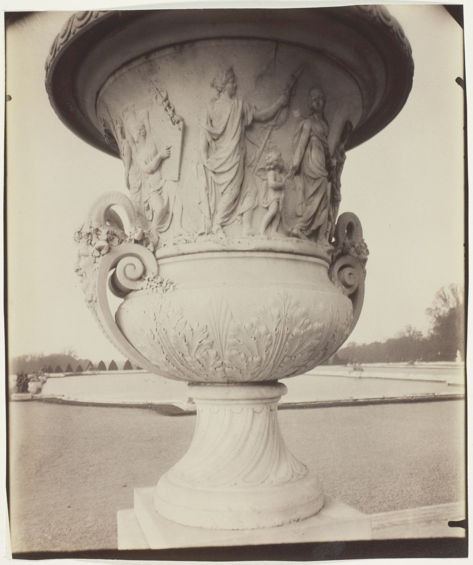 Versailles, Vase par Tuby by Eugène Atget
