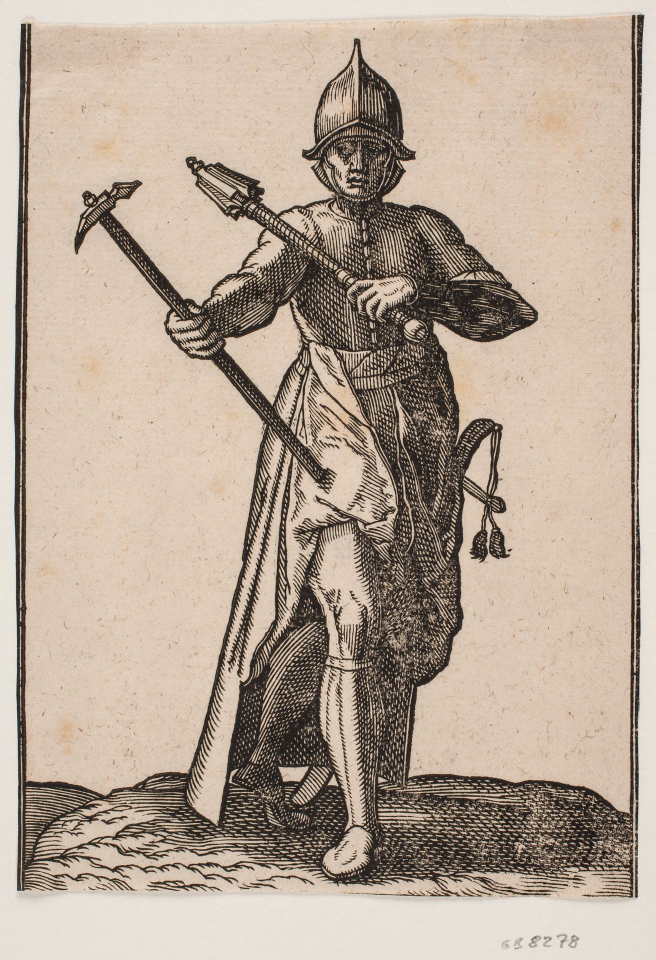 Stående hjelmklædt soldat, frontalt set; i h. hånd en stridshammer, i v. hånd en stridskølle, bageste ben og fod forvredet i forhold til forreste; ved v. side et sværd by Melchior Lorck