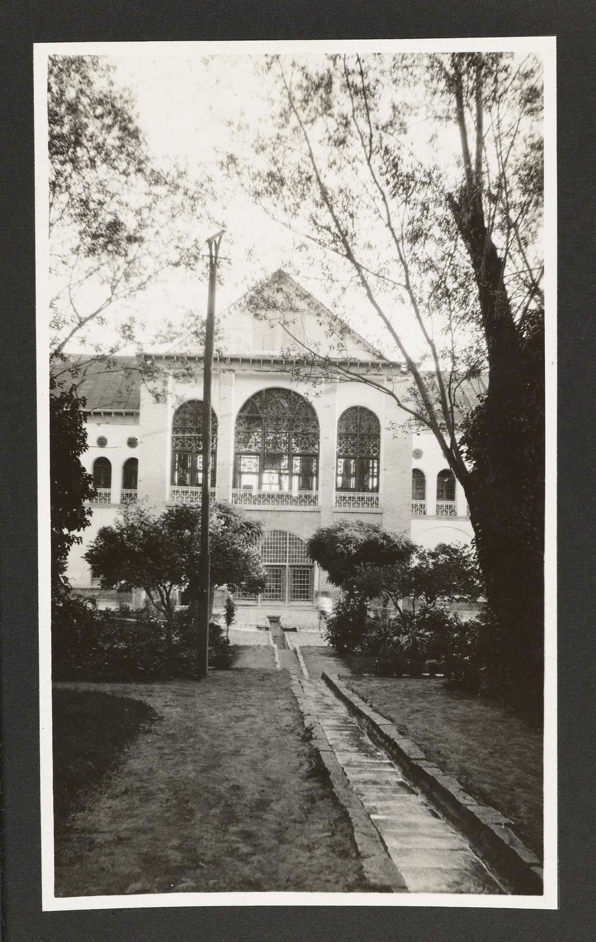 Zomerverblijf der Shahs nabij Teheran, Perzië by A.G.A. van Eelde