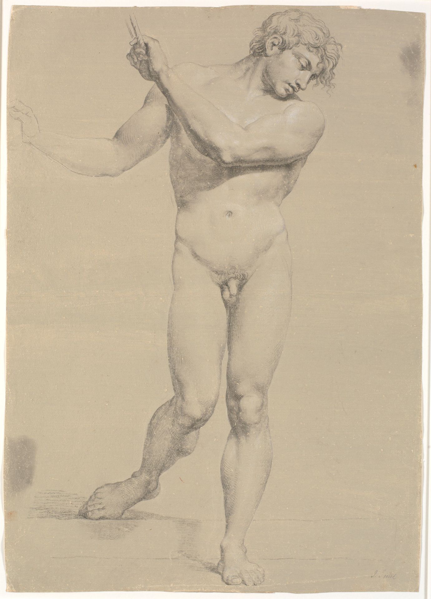 Model stående en face, med løftede arme by Jens Juel