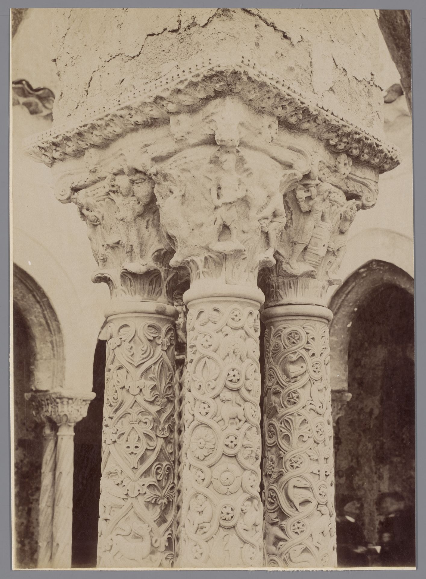 Detailopname van een kapiteel in de kloostergang van de dom van Monreale by Giuseppe Incorpora