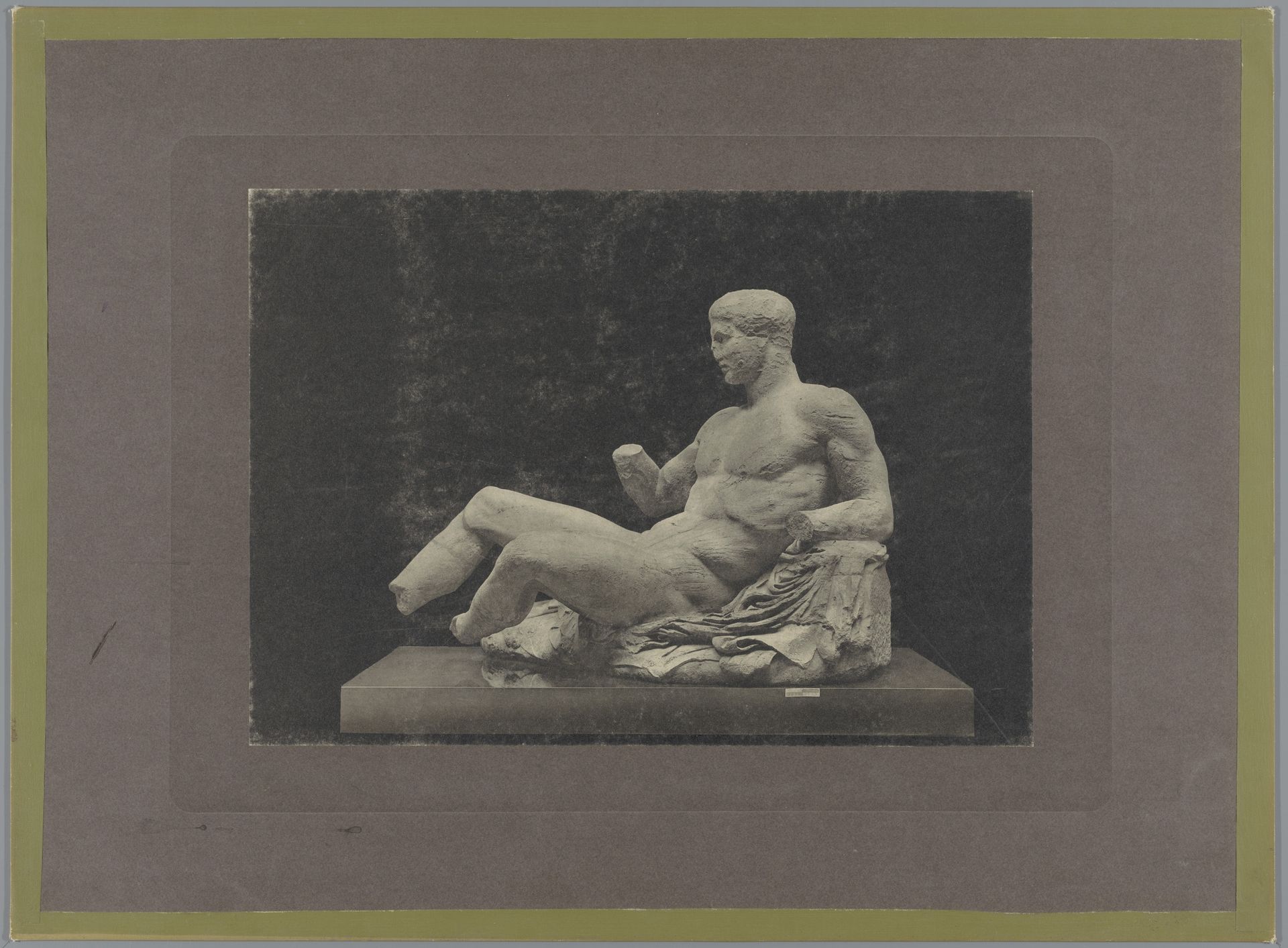 Sculptuur van een liggende man, afkomstig van de oostgevel van het Parthenon te Athene by Anonymous