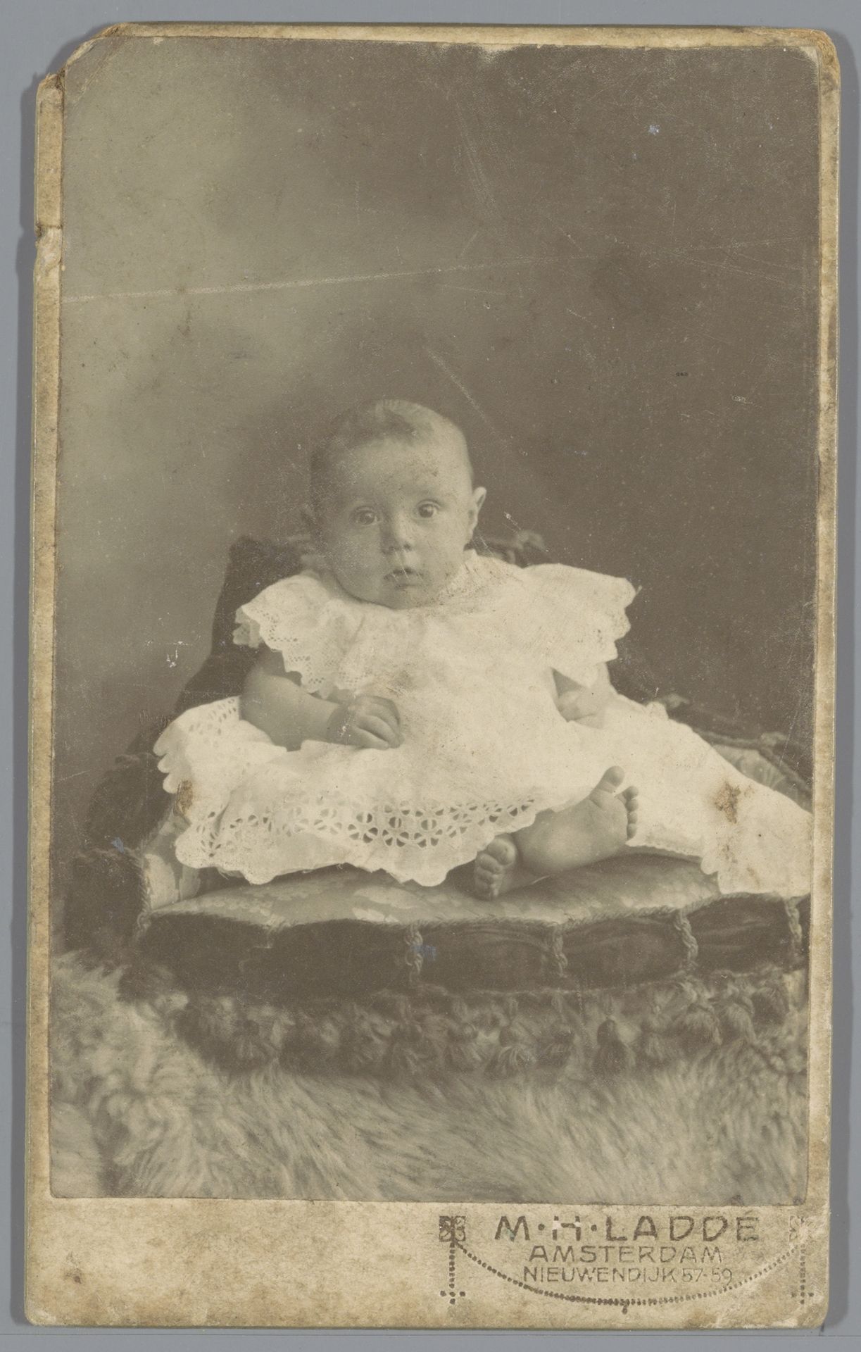 Portret van een onbekende baby, vermoedelijk een meisje by Machiel Hendricus Laddé