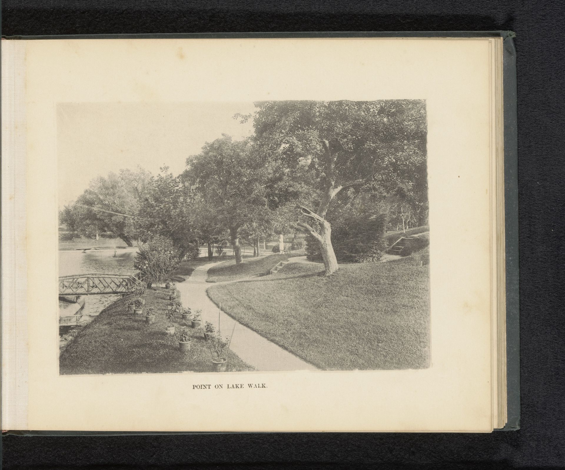 Gezicht op een pad langs een meer op het landgoed van George Gill Green in Woodbury by Anonymous