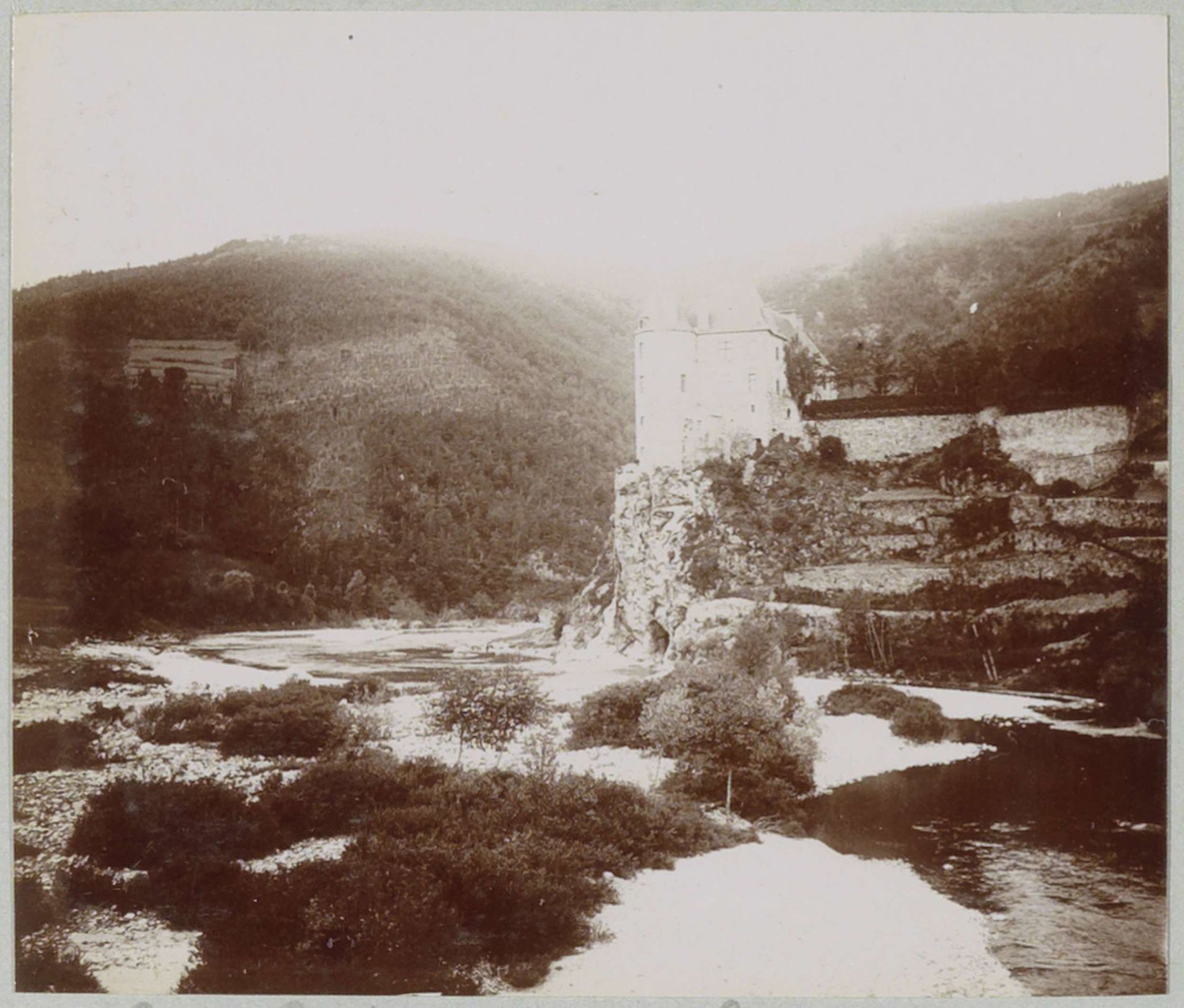 Gezicht op de Loire en het Kasteel van Lavoûte-Polignac in de Auvergne by Delizy