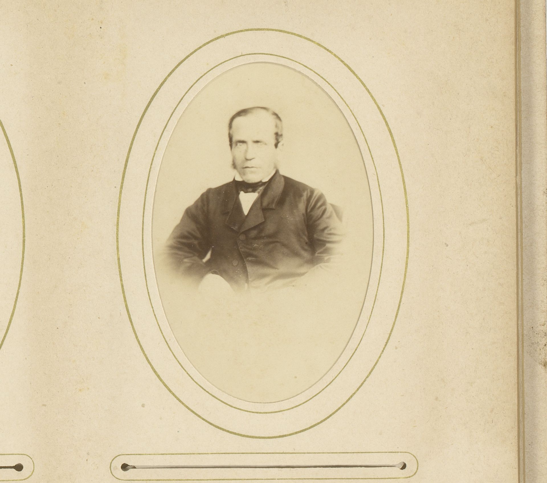 Portret van een zittende man by Herman Bückmann