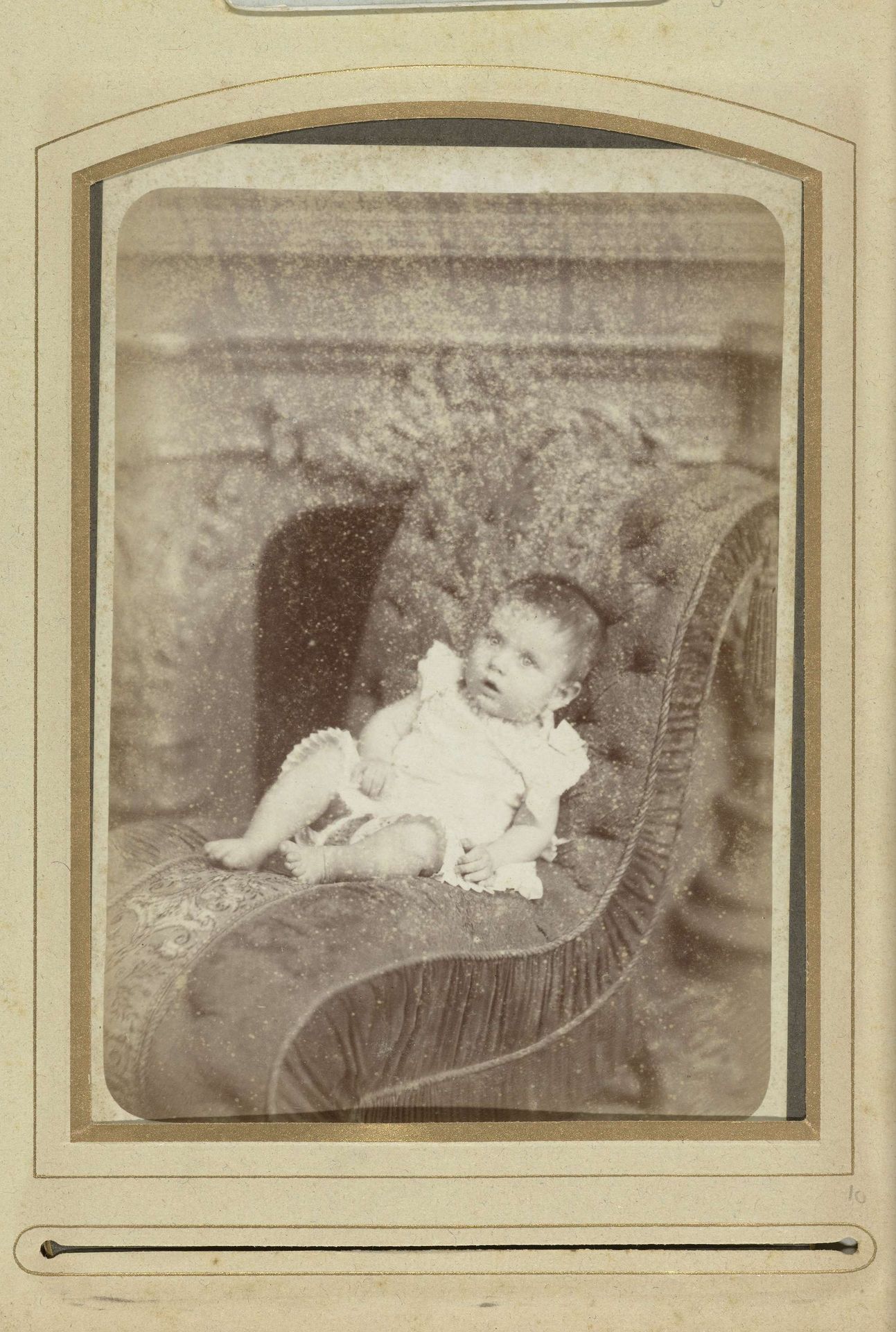 Portret van een baby Guus in een stoel by Henri de Louw